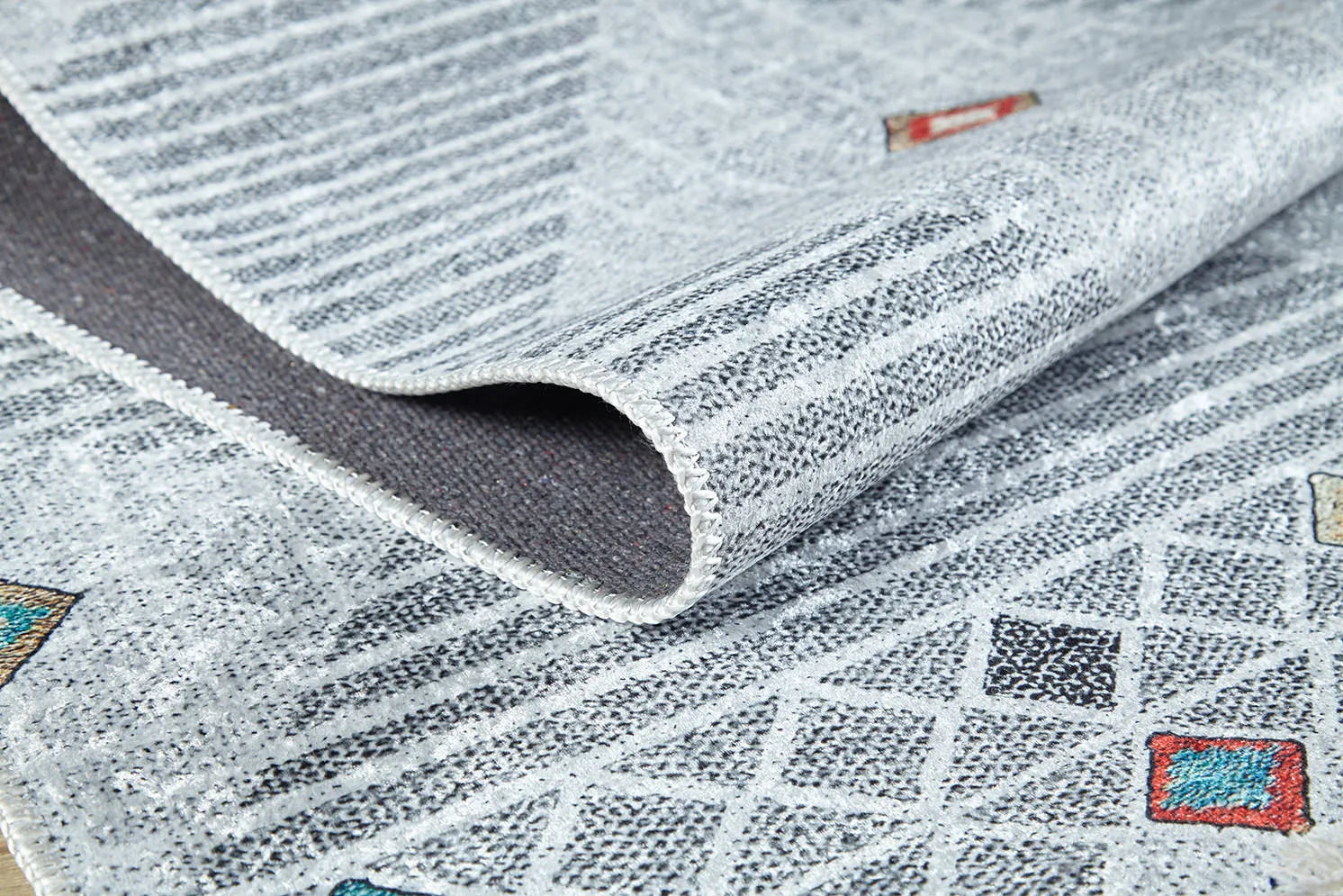 Örgü Saçaklı Gri Baklava Desenli Halı