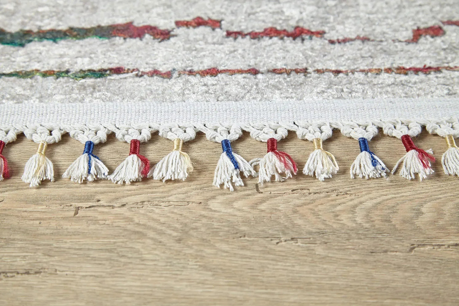 Örgü Saçaklı Bej İnce Çizgili Desenli Halı