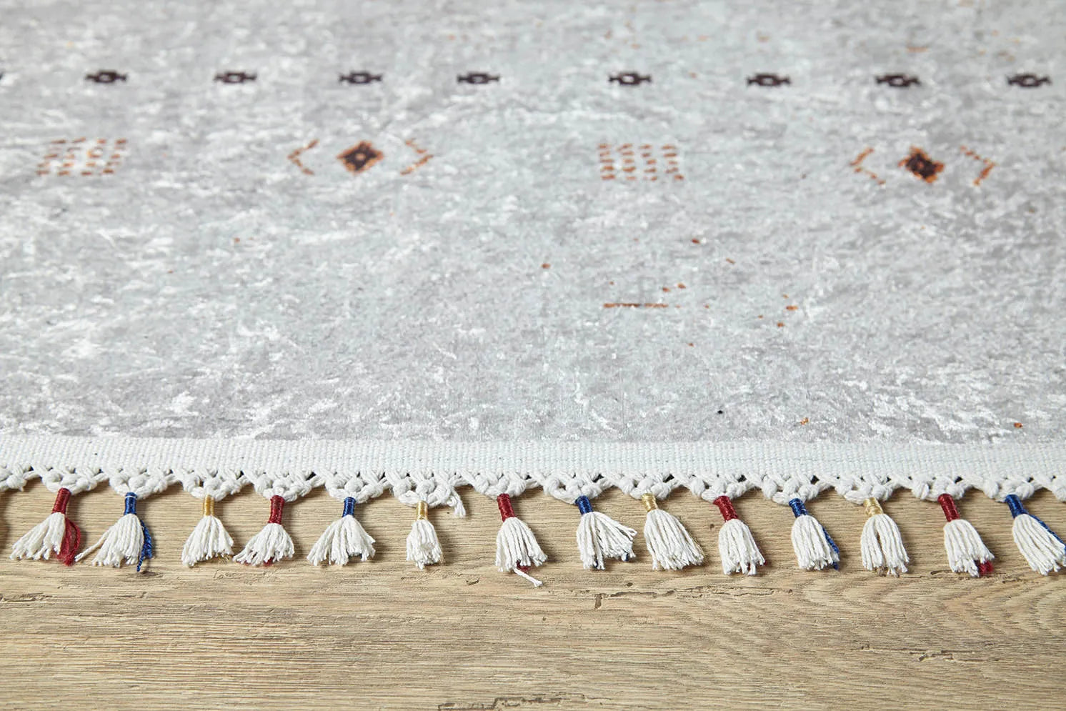 Örgü Saçaklı Açık Gri Minimal Etnik Halı