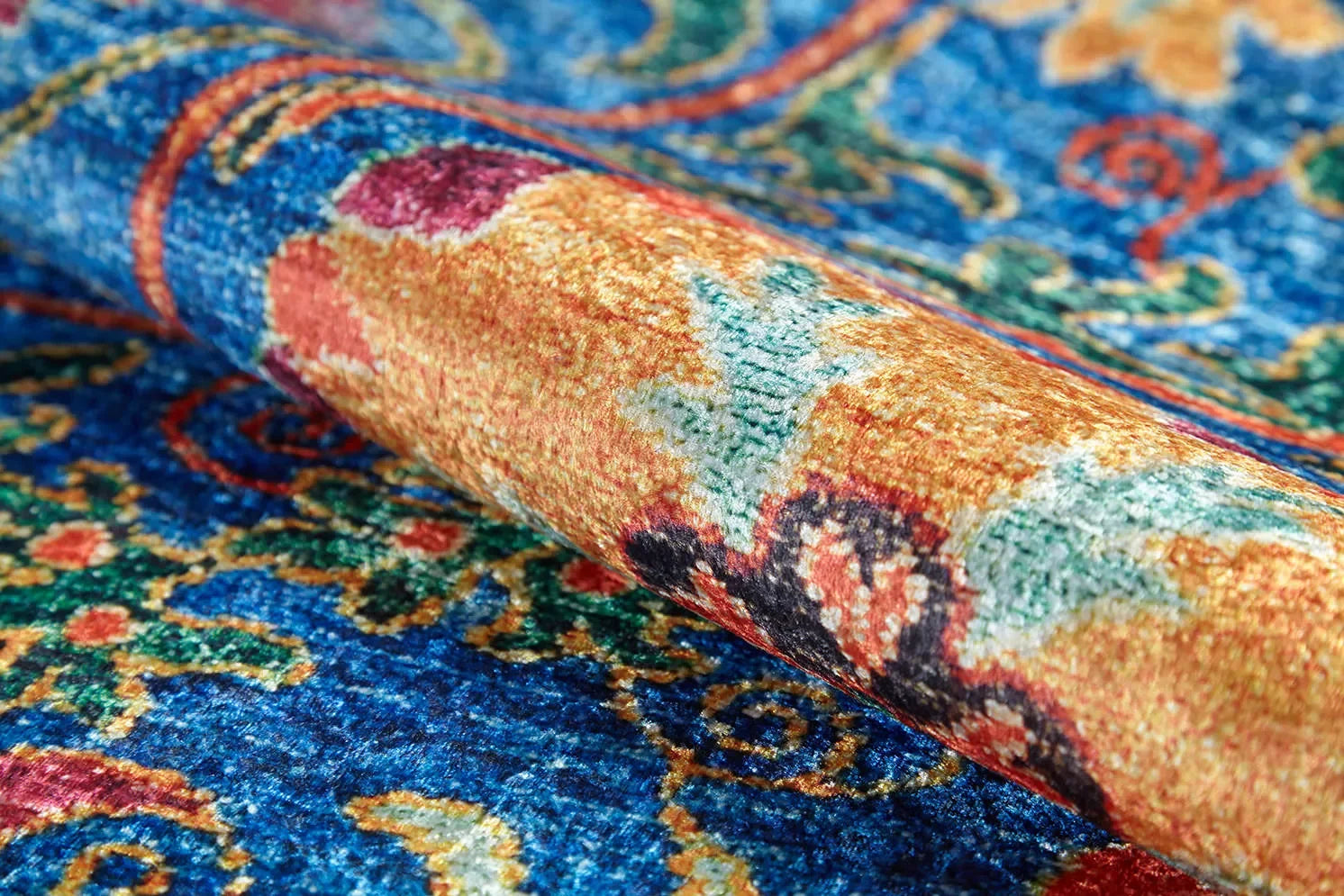 Örgü Saçaklı Mavi Zemin Üzerine Çiçek Desenli Halı