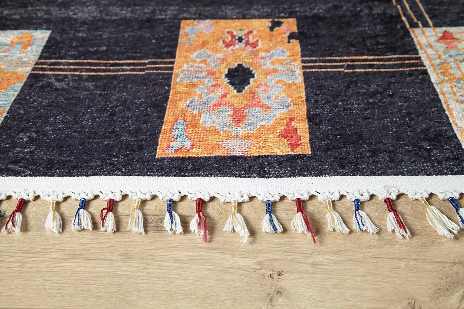 Örgü Saçaklı Koyu Füme Eskitme Kare Desenli Halı