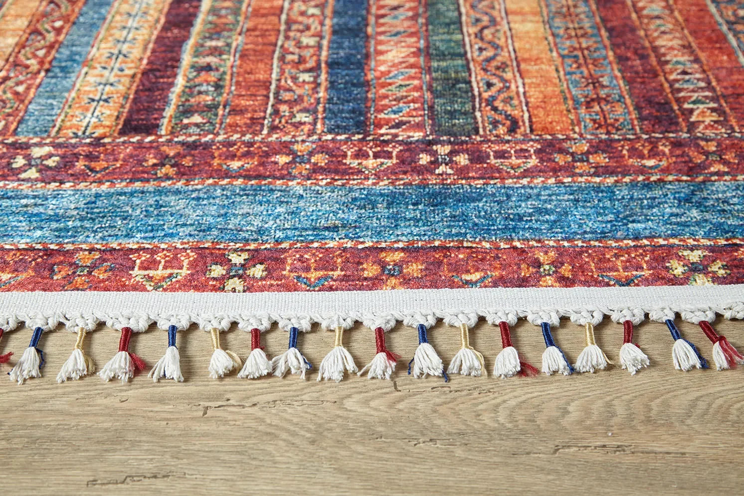 Örgü Saçaklı Çok Renkli Dikey Şeritli Etnik Halı