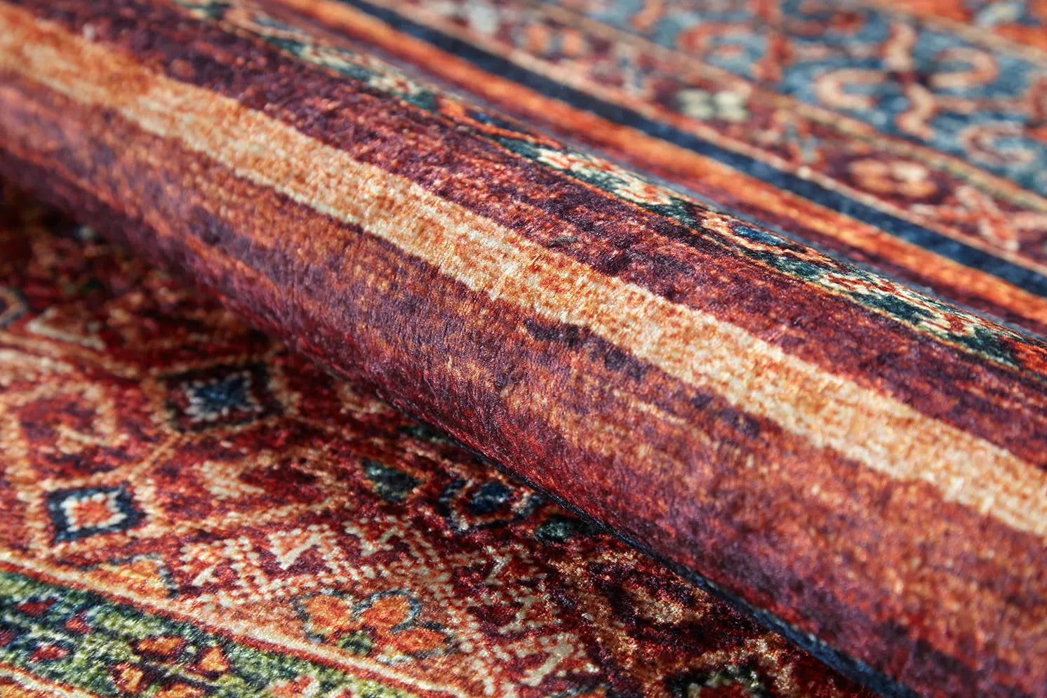 Blassrosa, cremebeige, geometrisch gemusterter Kelim-Teppich