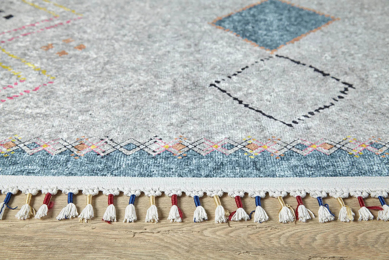 Blassrosa, cremebeige, geometrisch gemusterter Kelim-Teppich