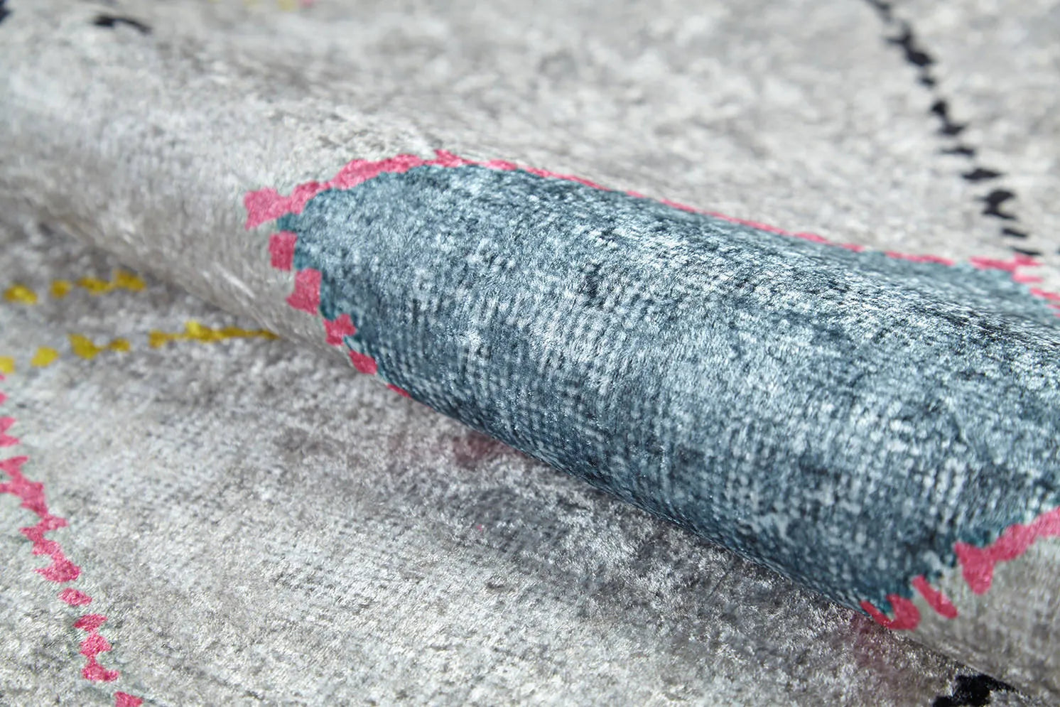 Blassrosa, cremebeige, geometrisch gemusterter Kelim-Teppich