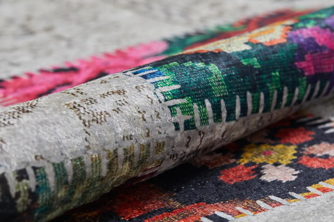 Çok Renkli Çiçekli Patchwork Desenli Halı