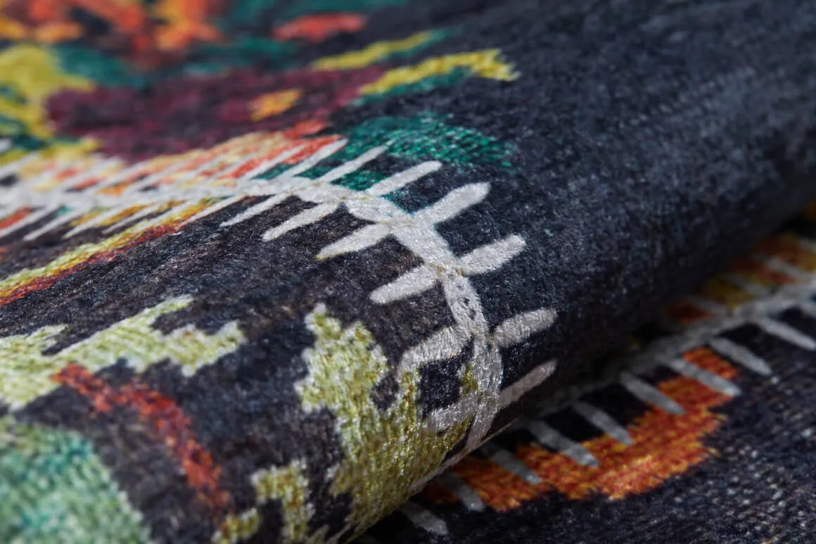 Siyah Zemin Canlı Çiçekli Patchwork Desenli Halı