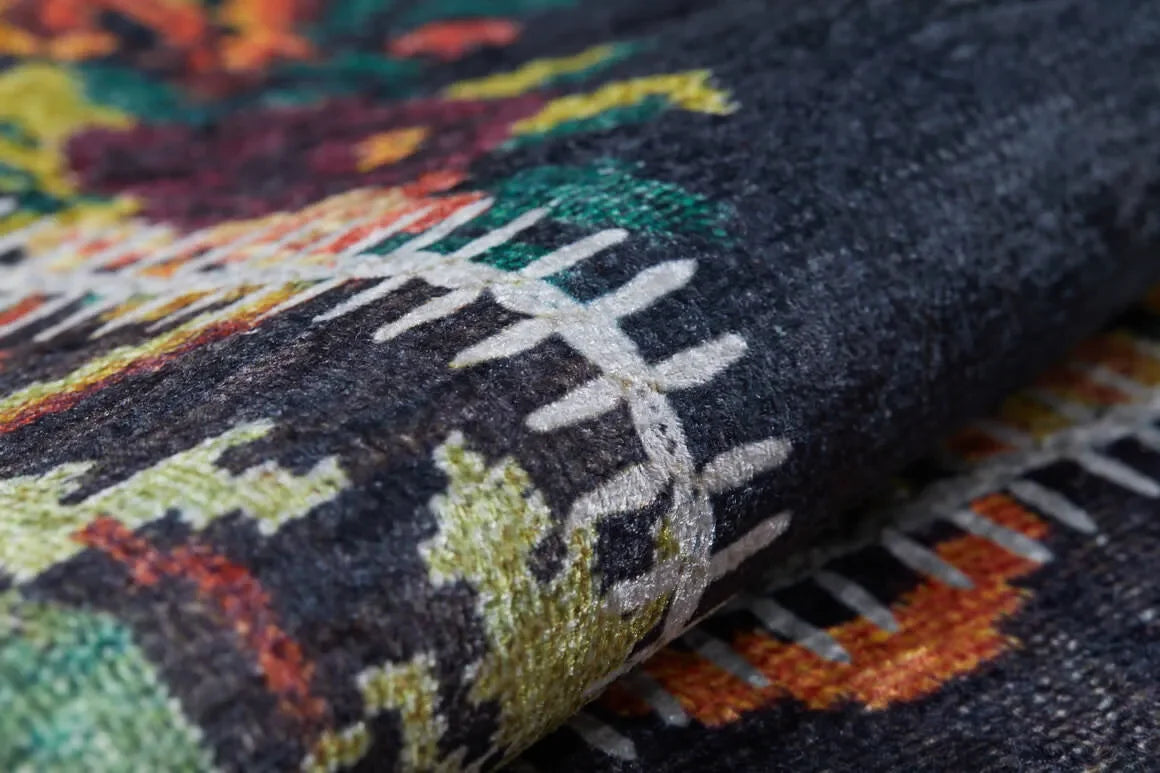 Siyah Zemin Canlı Çiçekli Patchwork Desenli Halı