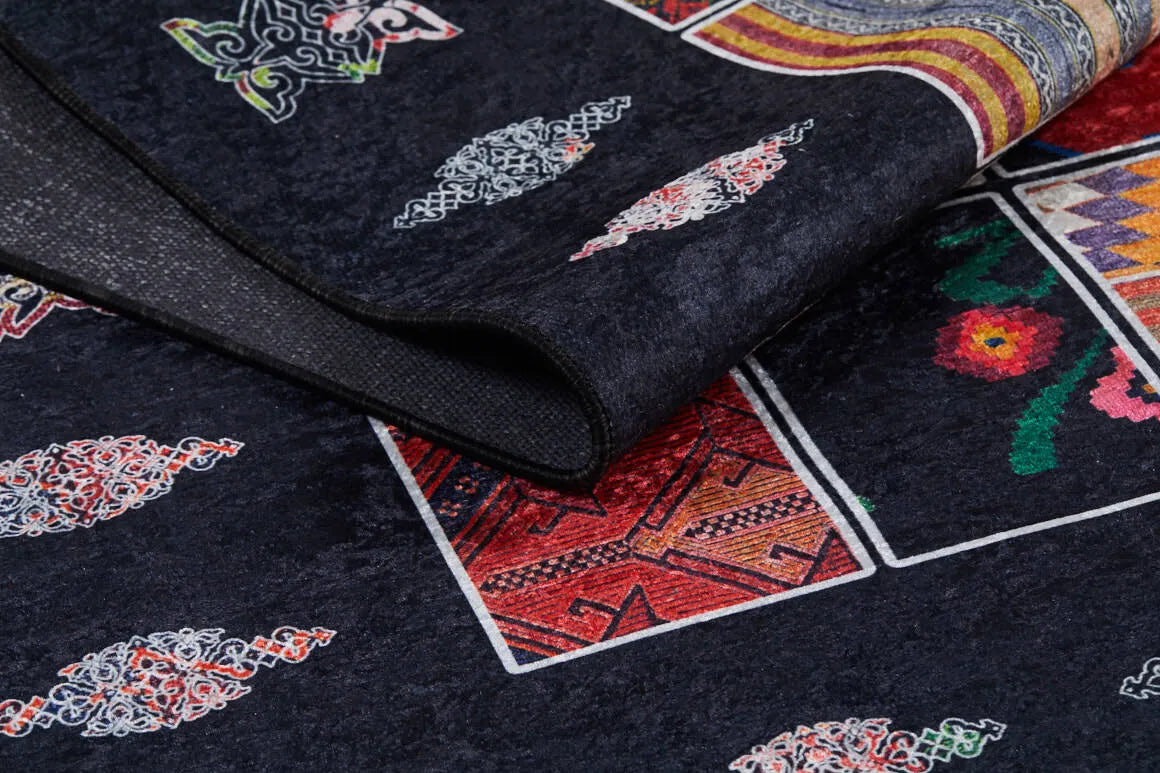 Siyah Zemin Çok Renkli Kareli Patchwork Halı