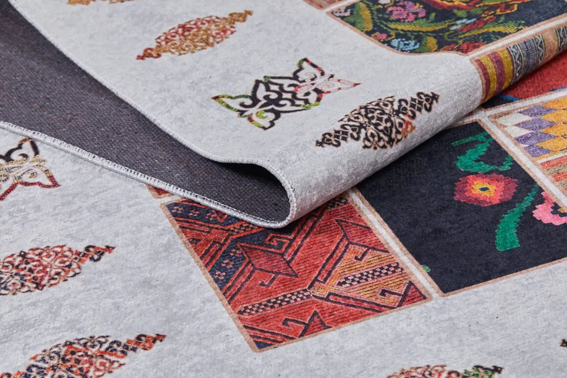 Beyaz Zemin Çok Renkli Otantik Patchwork Halı