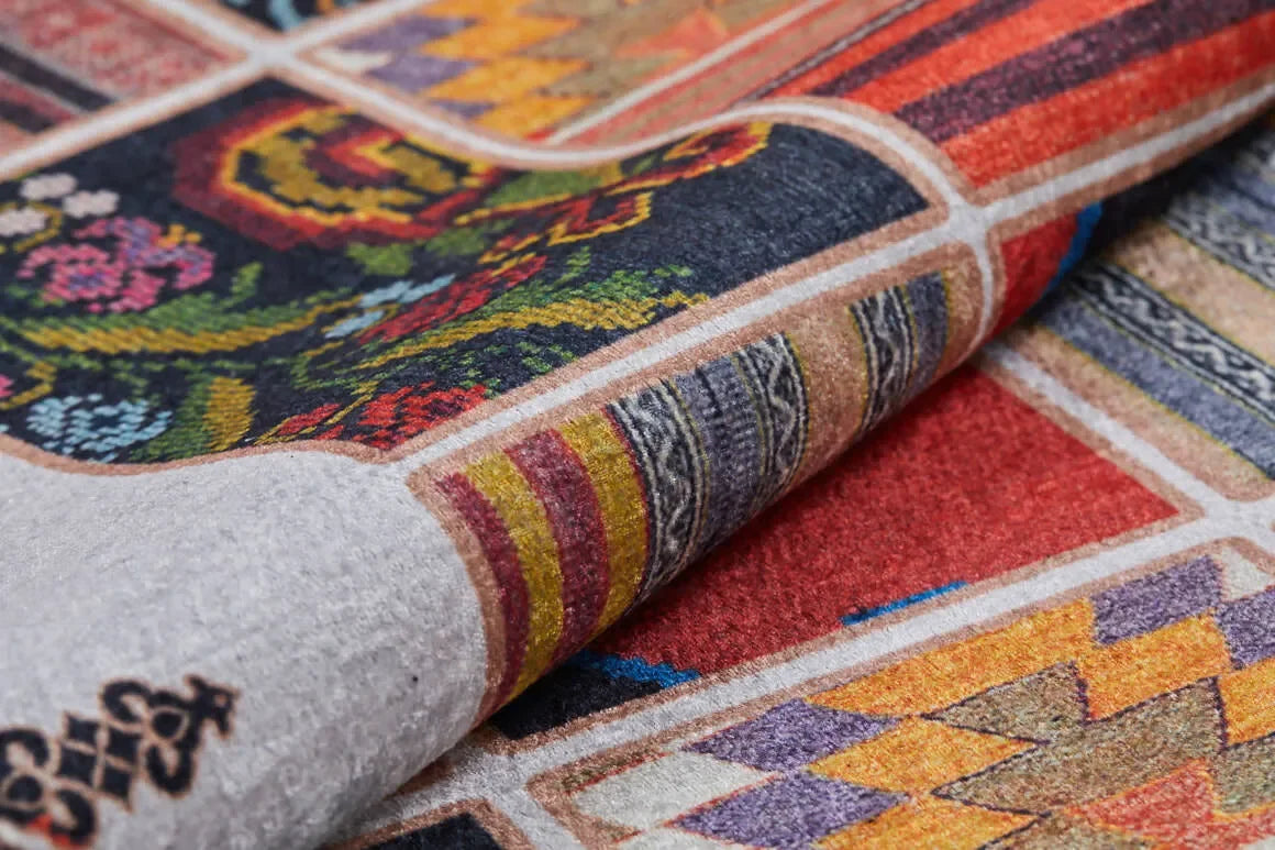 Beyaz Zemin Çok Renkli Otantik Patchwork Halı