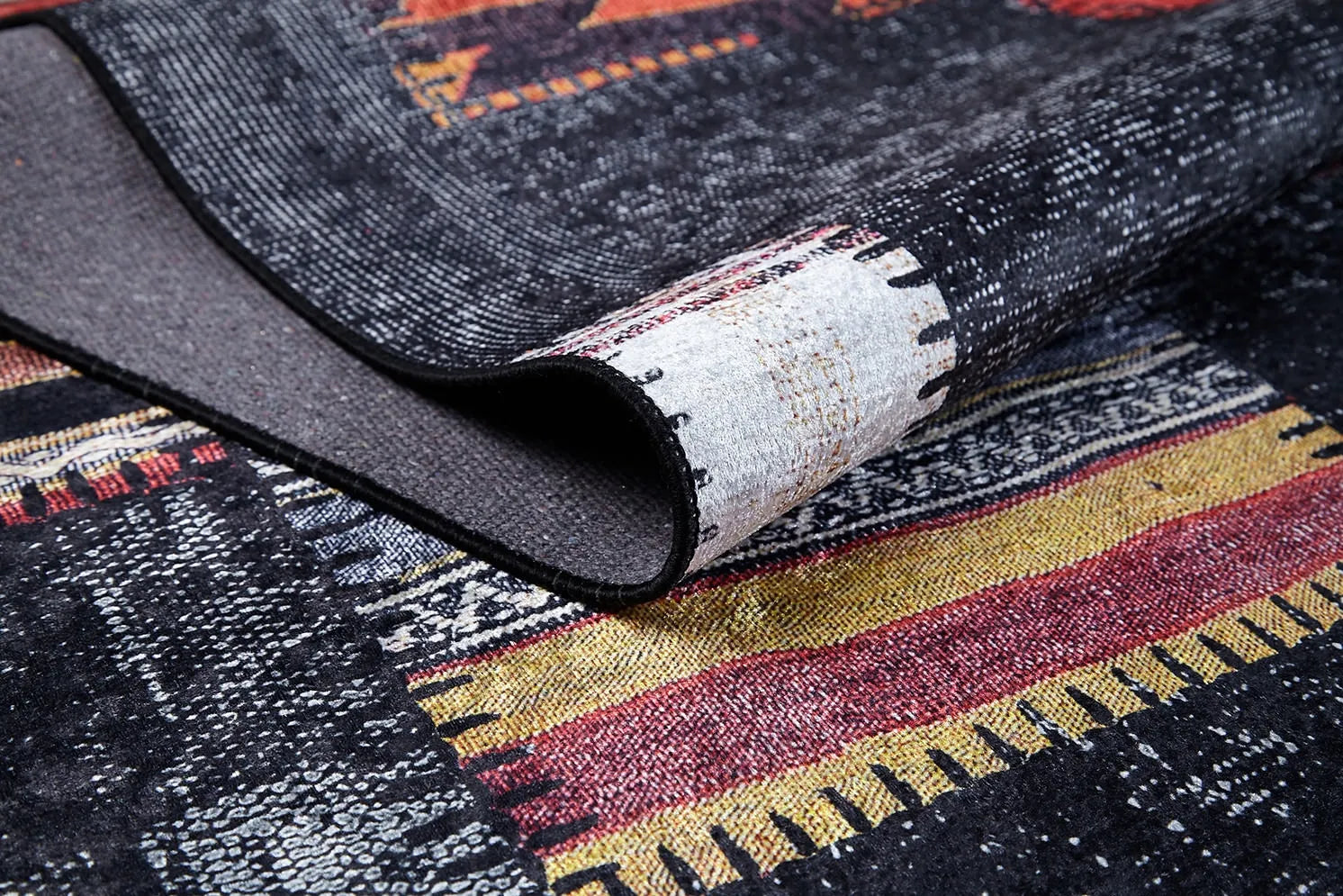 Koyu Füme Siyah Etnik Patchwork Halı