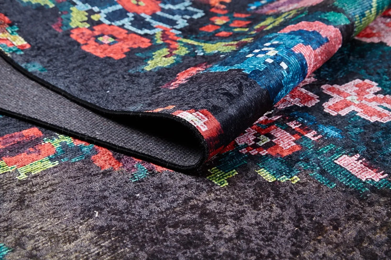 Koyu Siyah Zemin Çiçekli Patchwork Halı