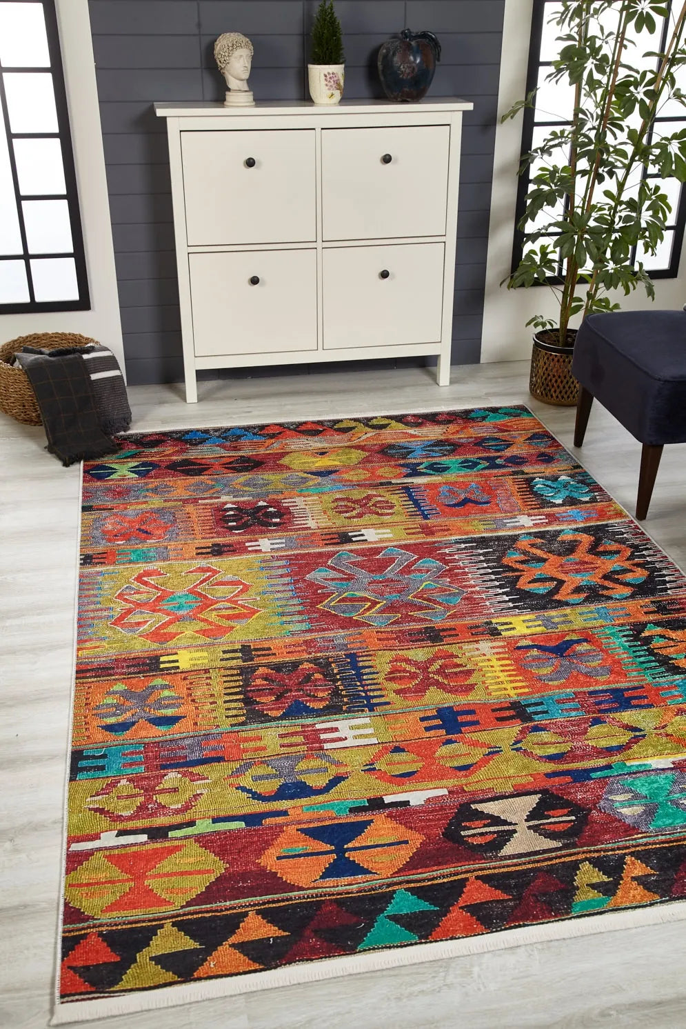 Çok Renkli Canlı Etnik Kilim Şeritli Halı