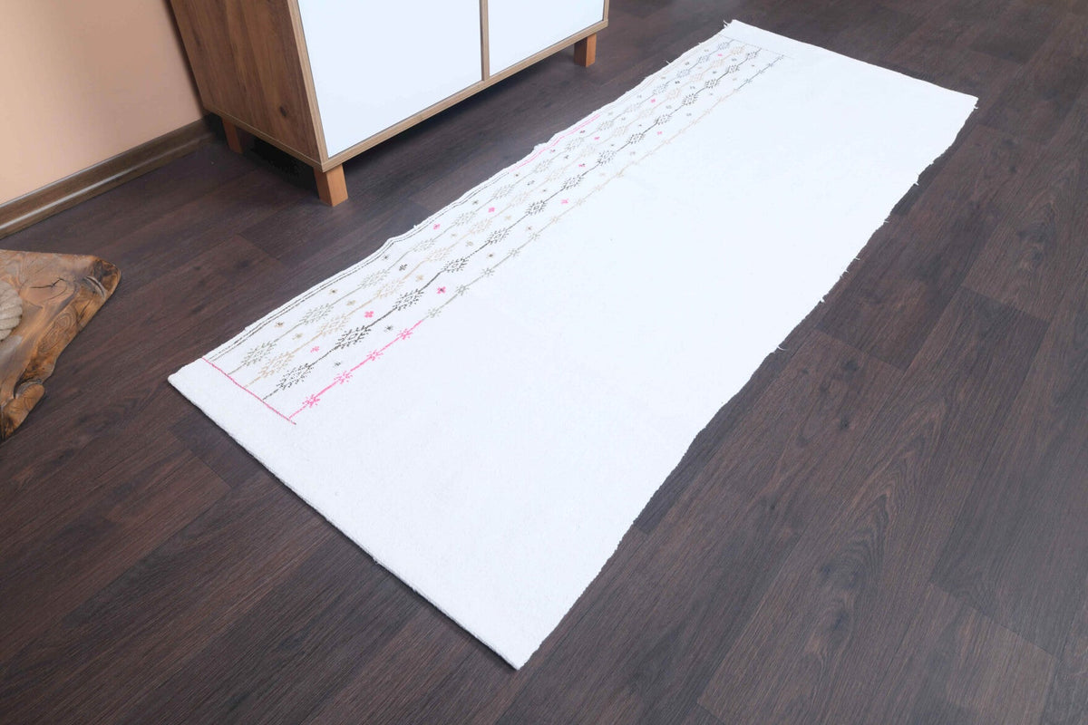 73x192 cm kırmızı ve beyaz düz zeminli vintage kilim yolluk – üstten tam görünüm