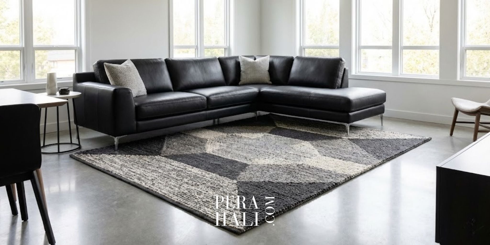 Siyah Koltuk ile Uyumlu Halı Renkleri Modern ve Şık Dekorasyon Fikirleri