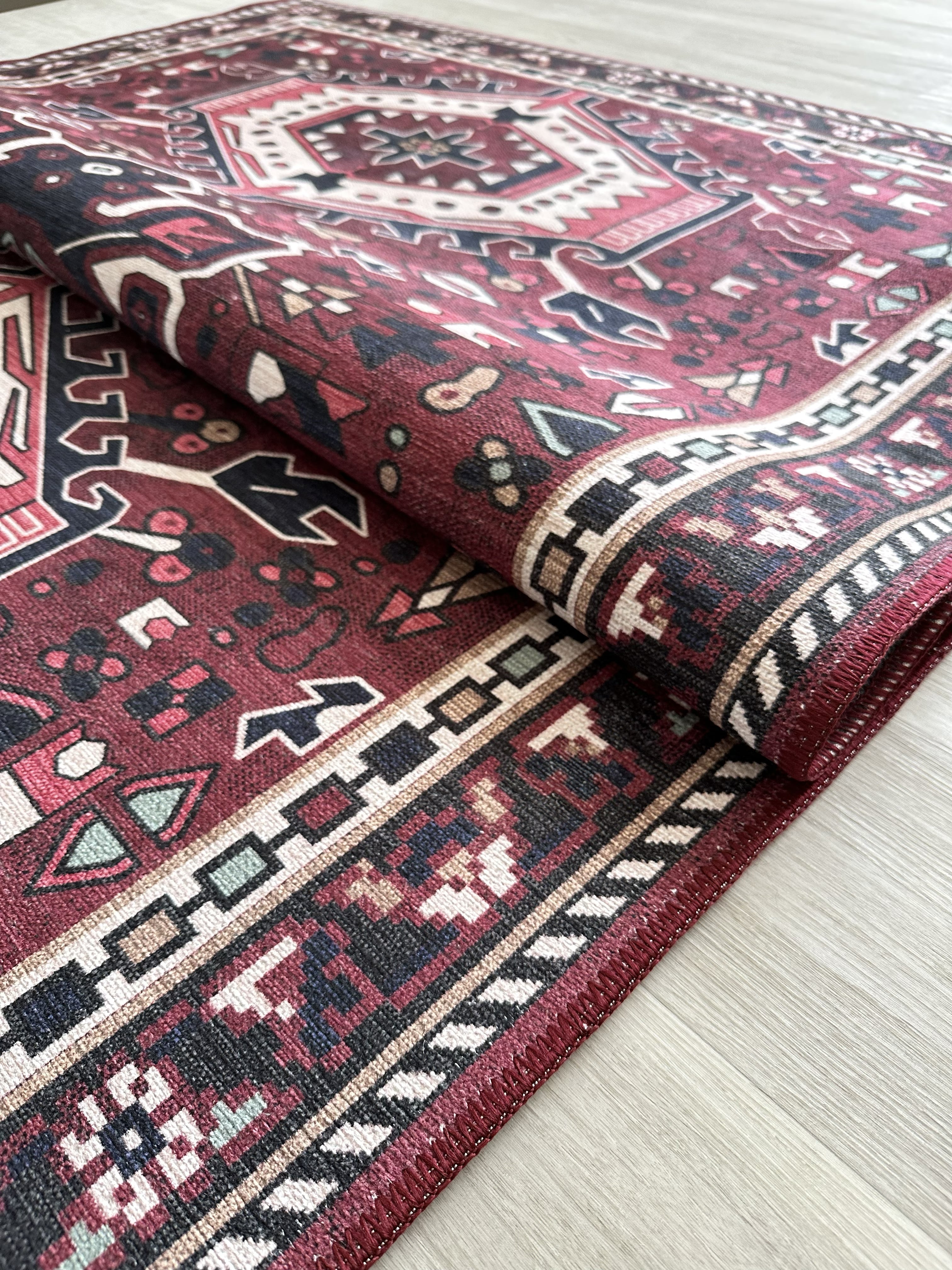 Geleneksel Kabile Desenli Bordo ve Lacivert Etnik Halı - AR851RR