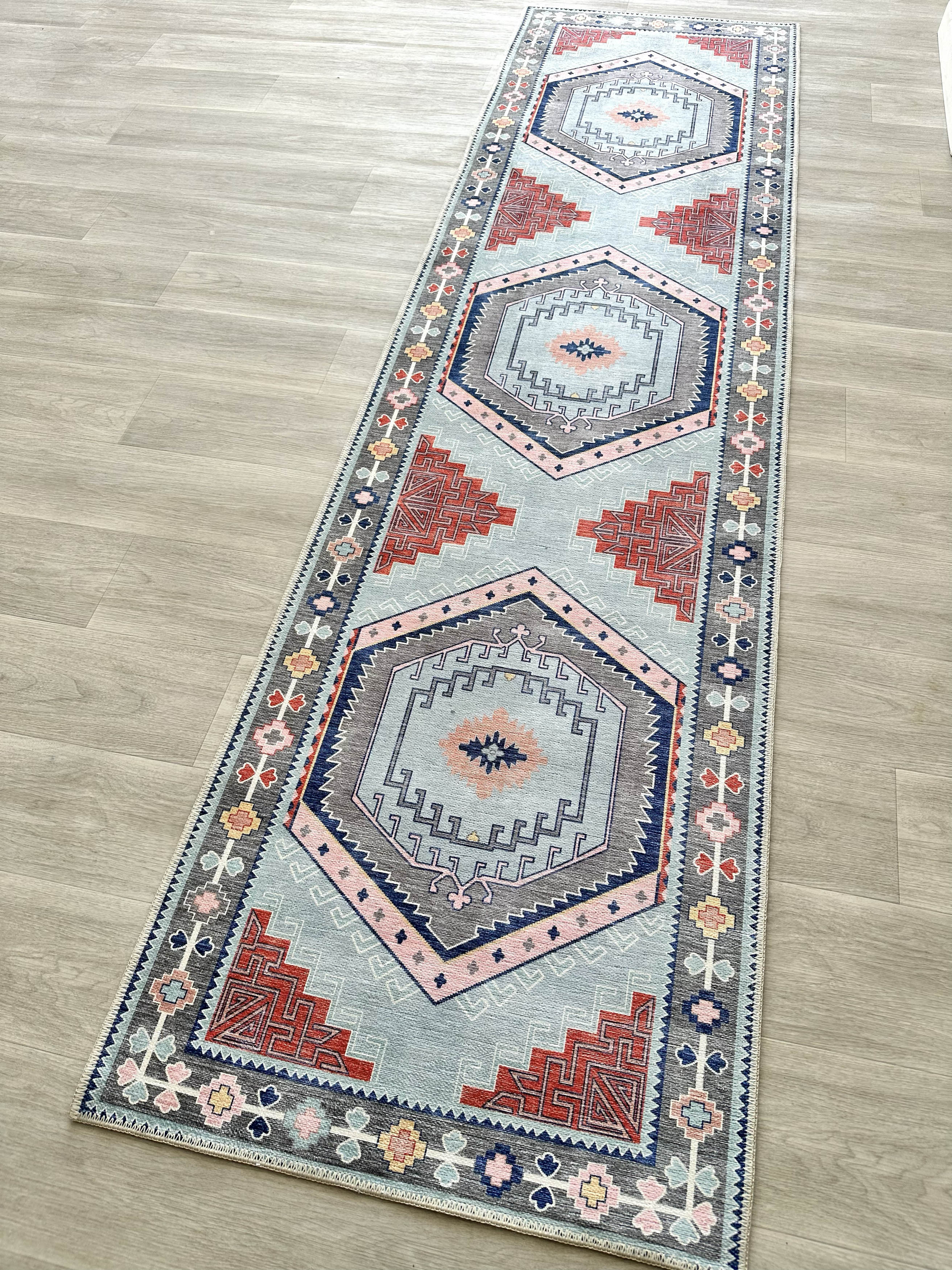 Geometrik Madalyon Desenli Mavi ve Pembe Etnik Halı