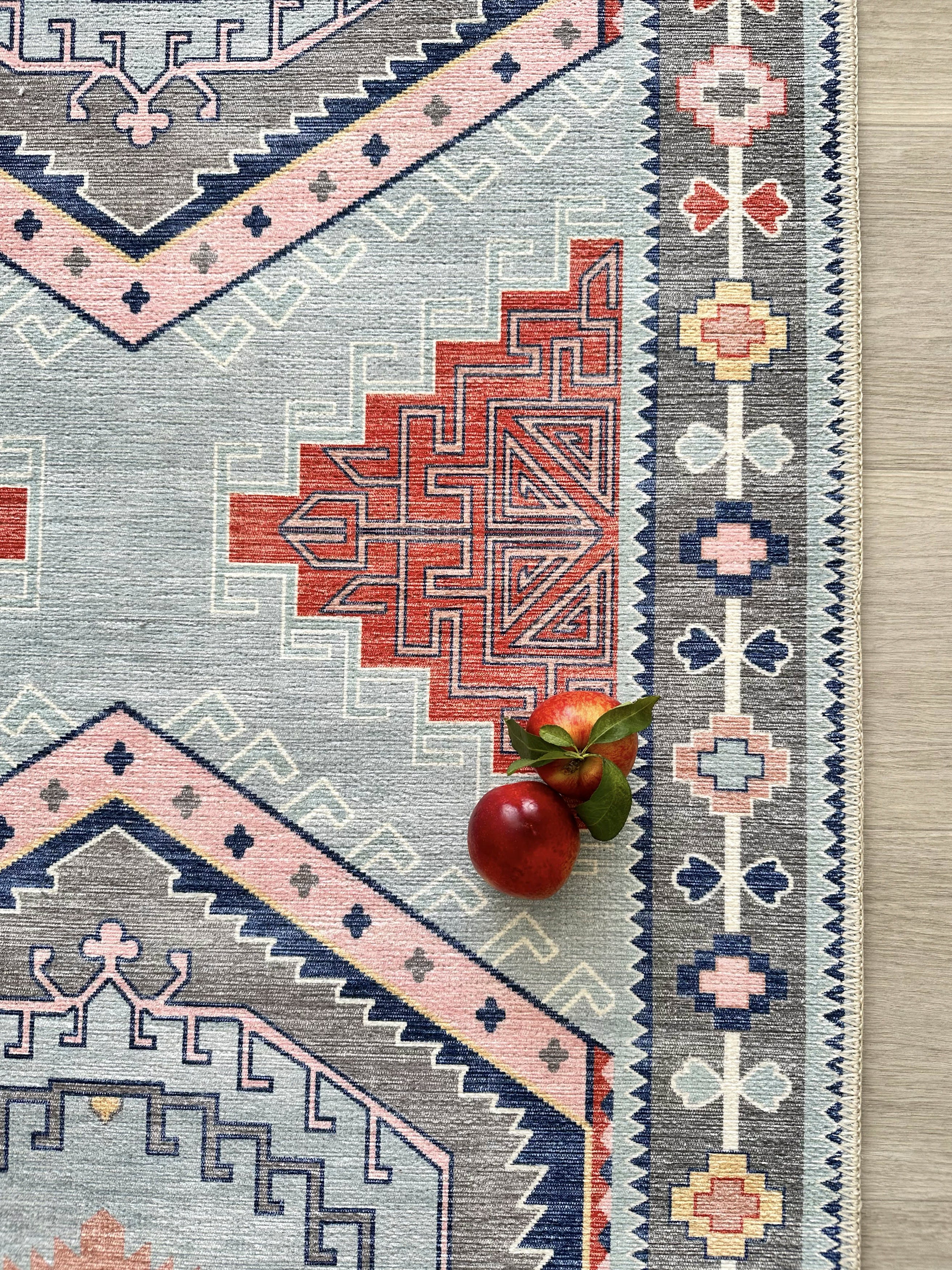 Geometrik Madalyon Desenli Mavi ve Pembe Etnik Halı