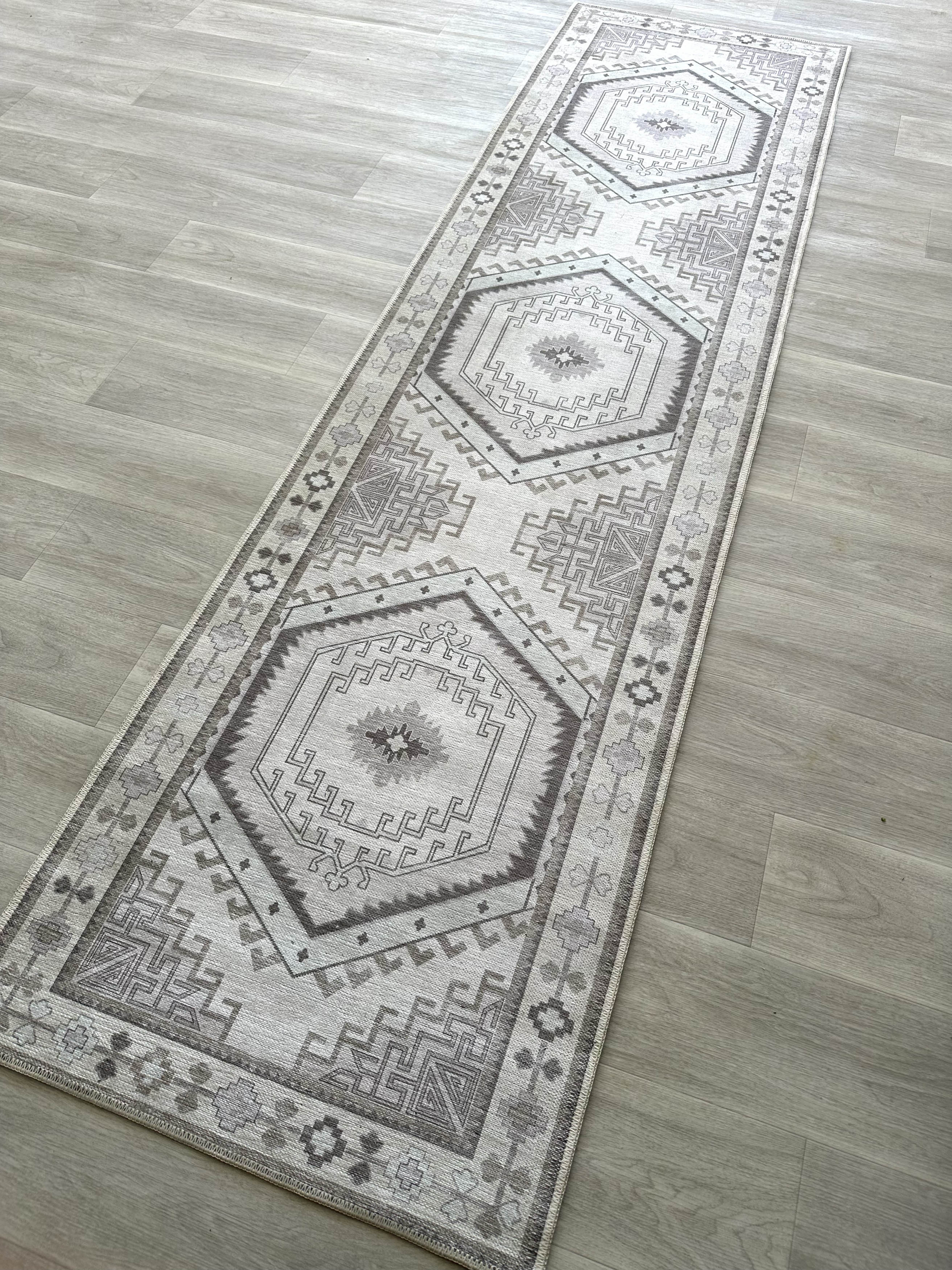 Geometrik Madalyon Desenli Kahverengi ve Krem Etnik Halı - AR856BC