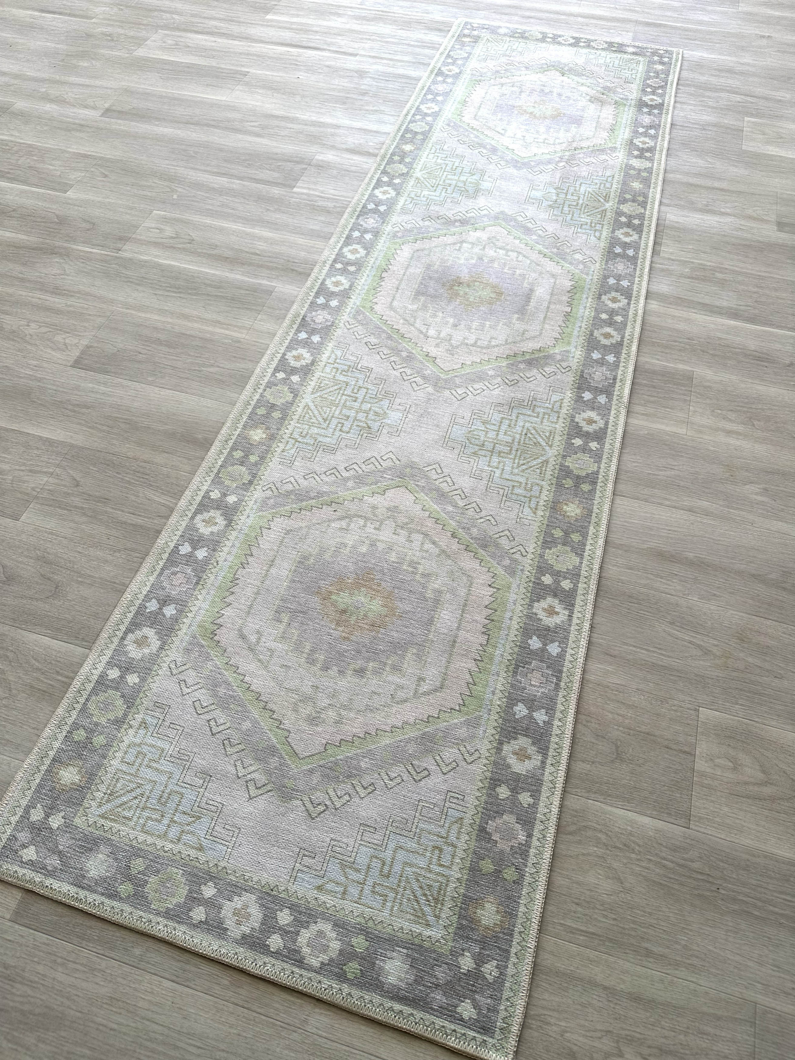 Geometrik Madalyon Desenli Mint Yeşili ve Gri Etnik Halı