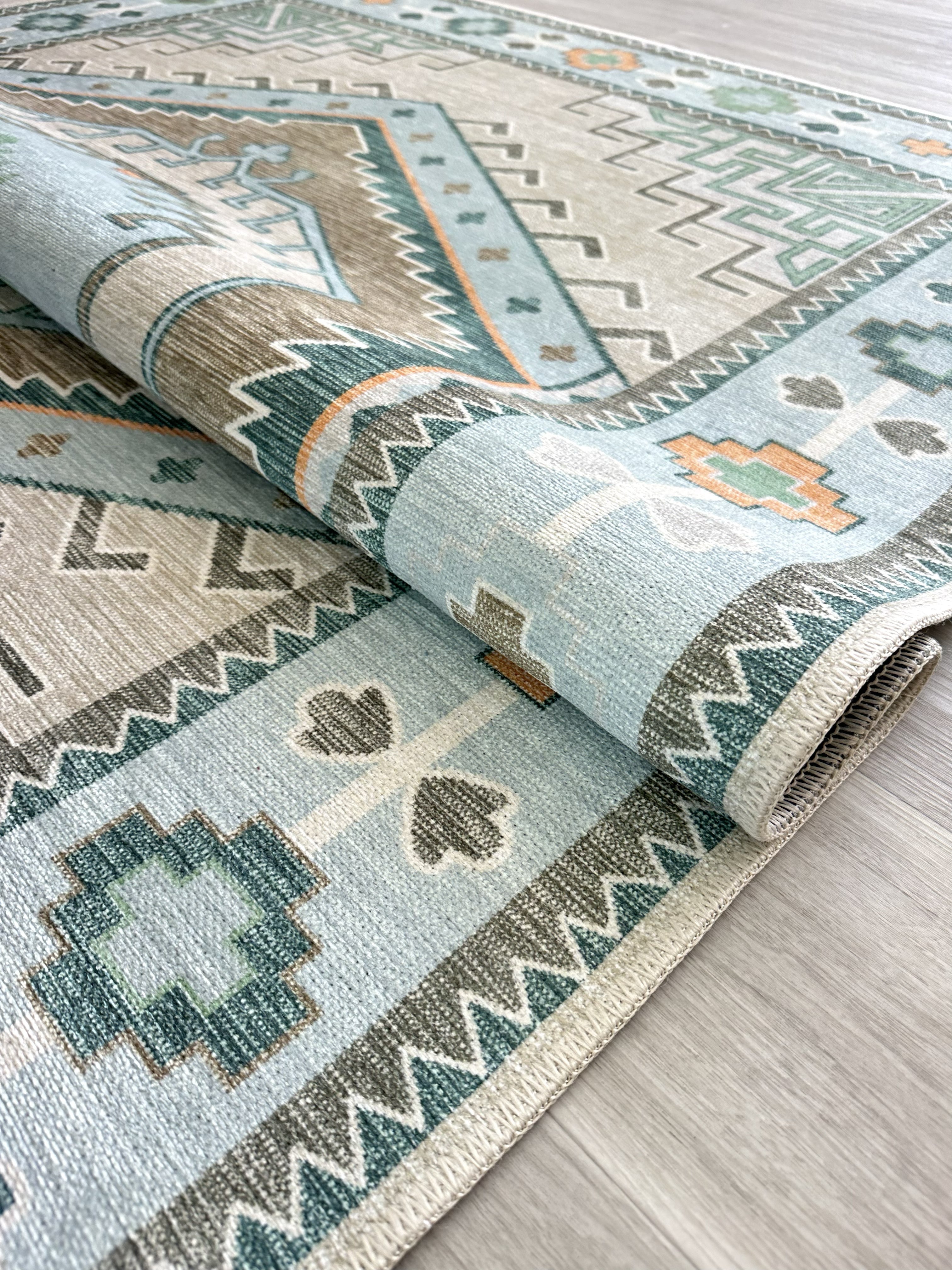 Geometrik Madalyon Desenli Açık Mavi Ve Su Yeşili Etnik Halı