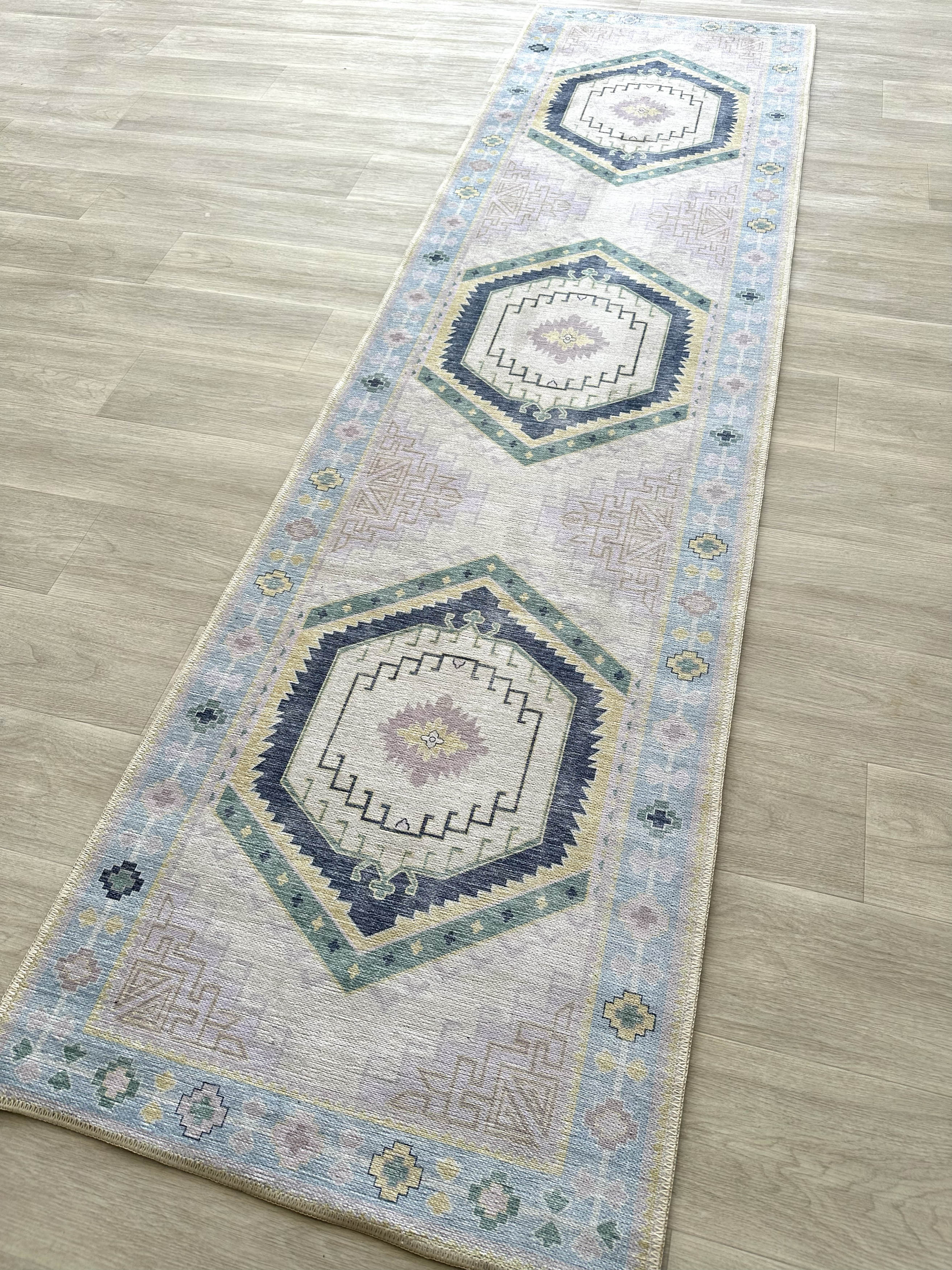 Geometrik Madalyon Desenli Krem Ve Açık Mavi Etnik Halı - AR865PB