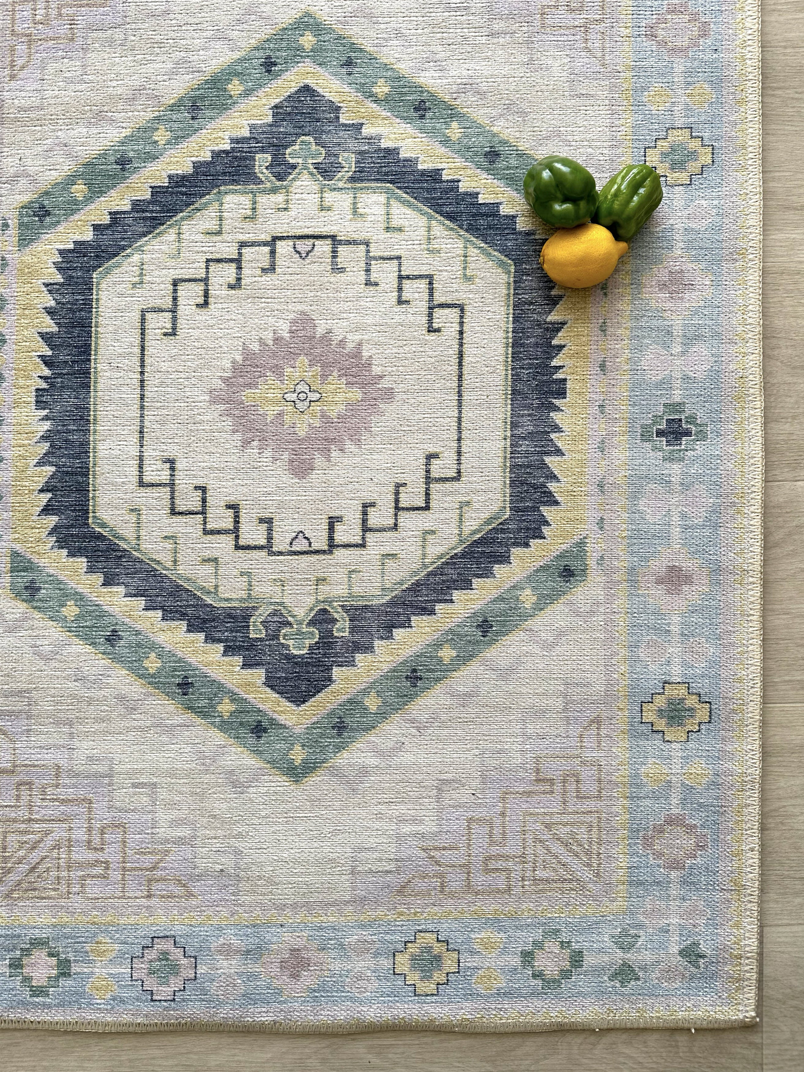 Geometrik Madalyon Desenli Krem Ve Açık Mavi Etnik Halı - AR865PB
