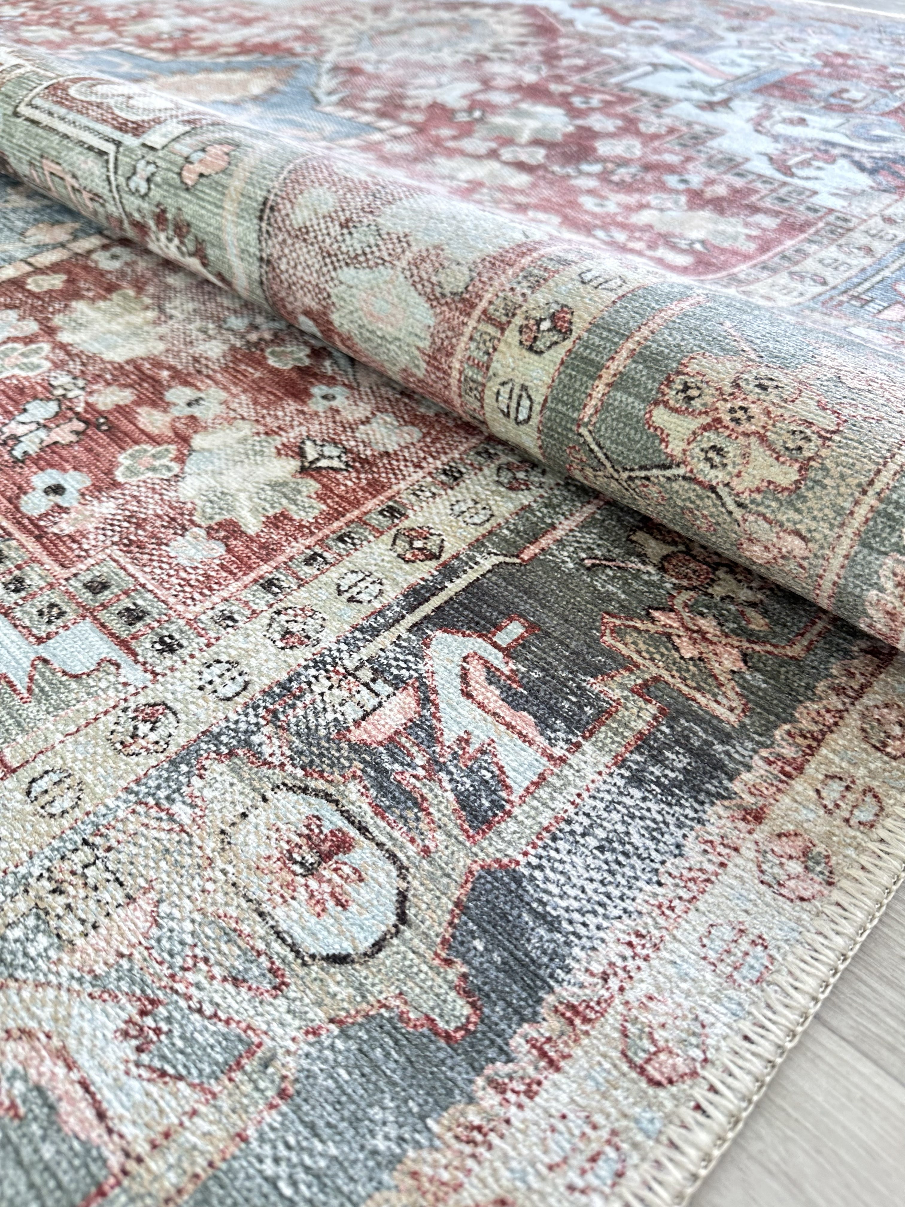 Eskitme Madalyon Desenli Bordo ve Mavi Vintage Halı