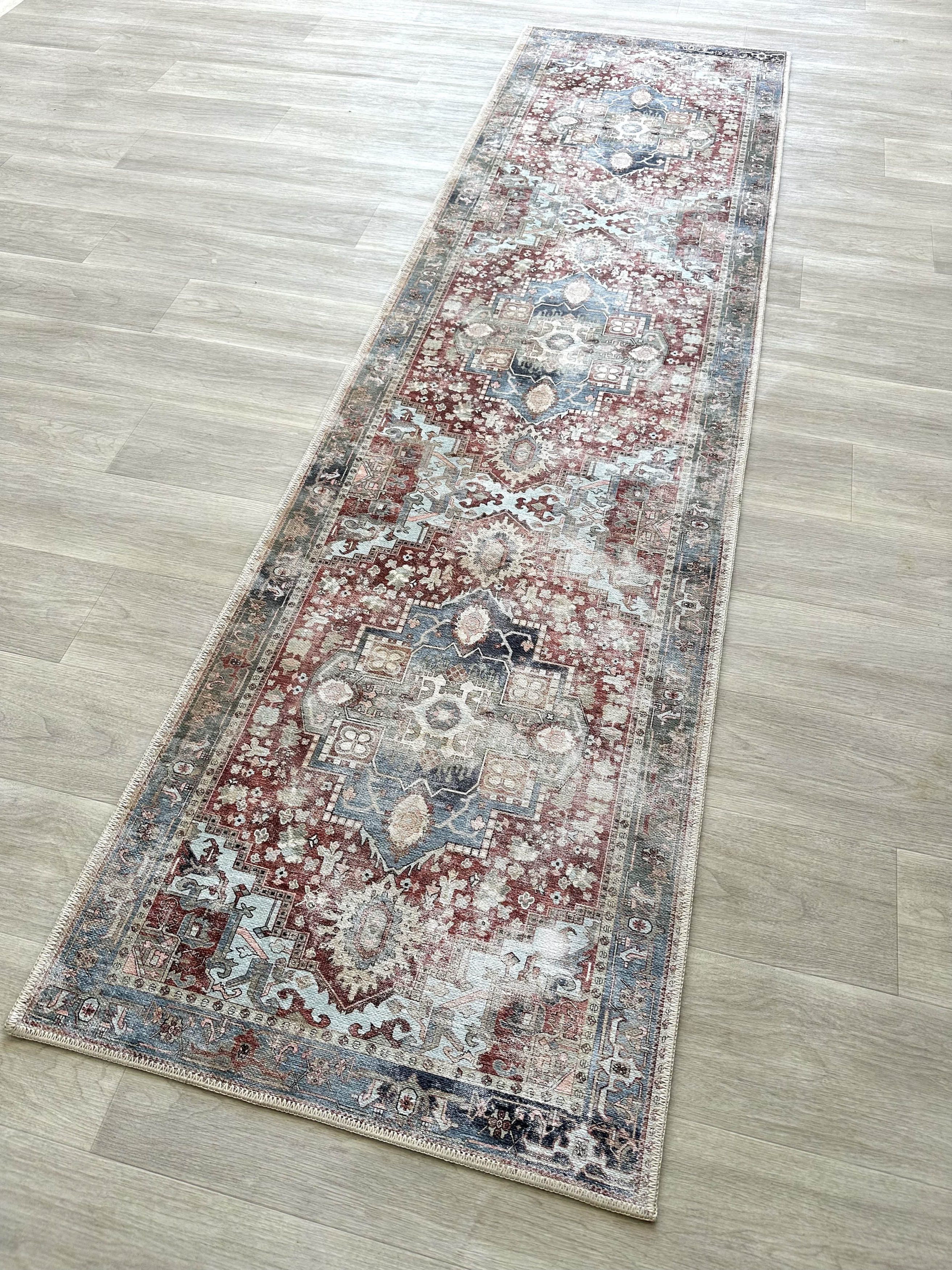 Eskitme Madalyon Desenli Bordo ve Mavi Vintage Halı