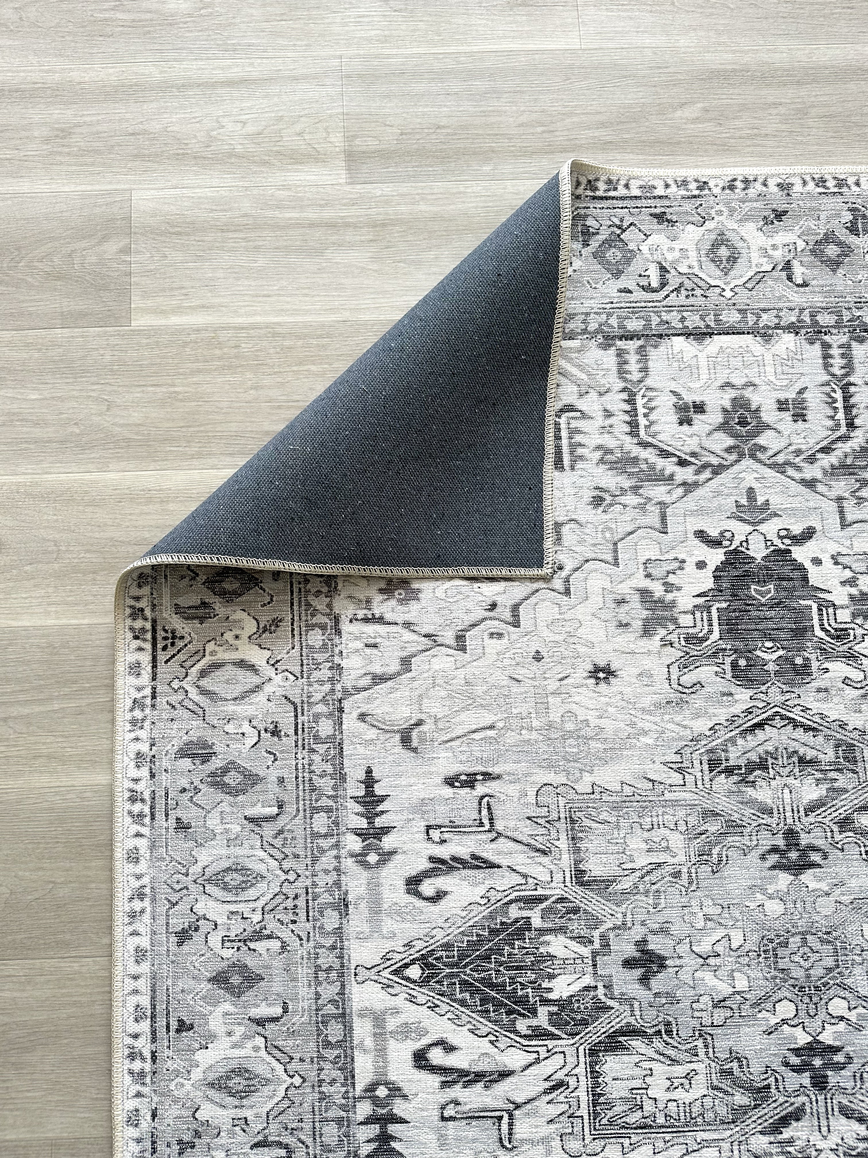 Eskitme Geometrik Madalyon Desenli Gümüş ve Gri Vintage Halı - AR861GG