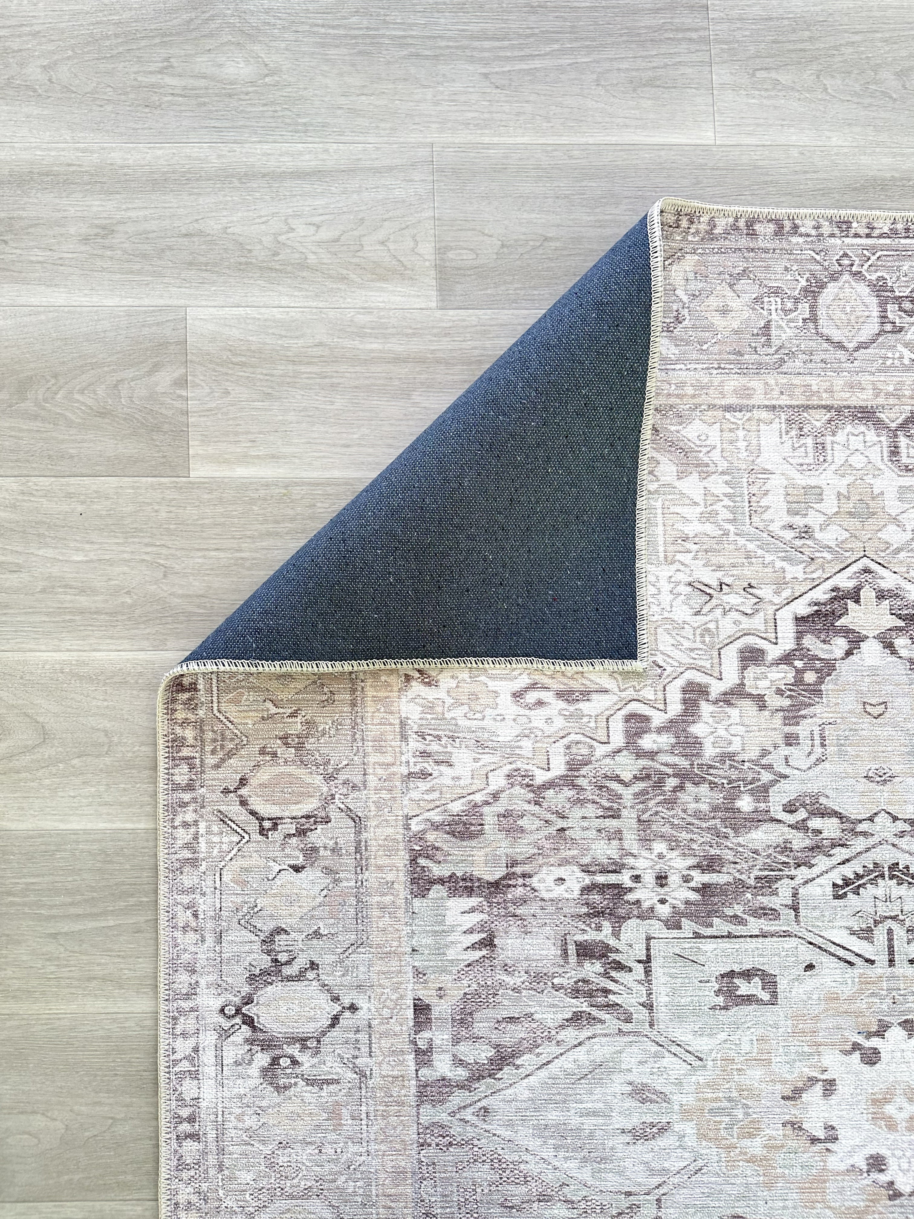 Eskitme Geometrik Madalyon Desenli Açık Gri ve Vizon Vintage Halı
