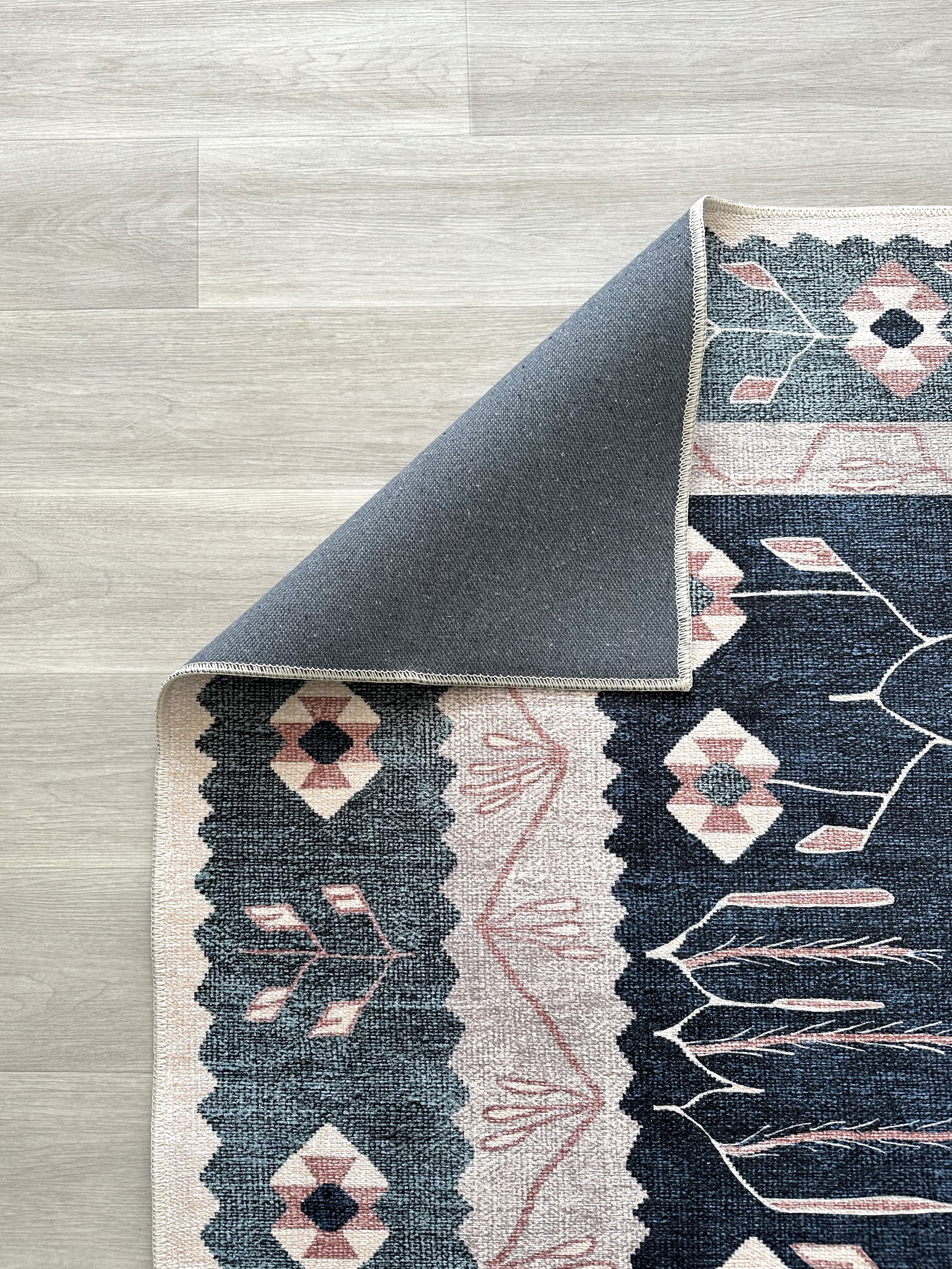 Geometrik Botanik Desenli Lacivert ve Pudra Pembe Etnik Halı