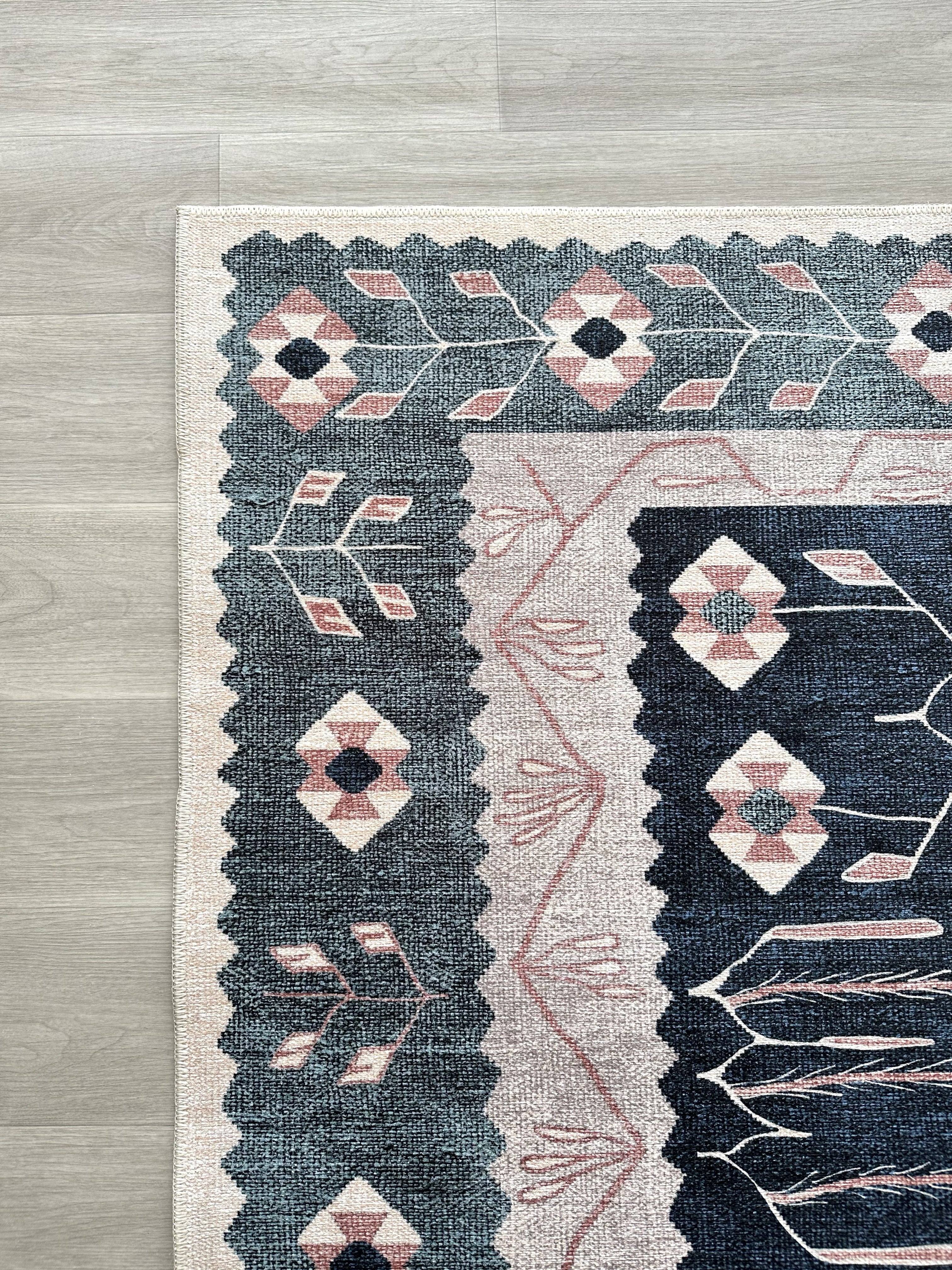 Geometrik Botanik Desenli Lacivert ve Pudra Pembe Etnik Halı