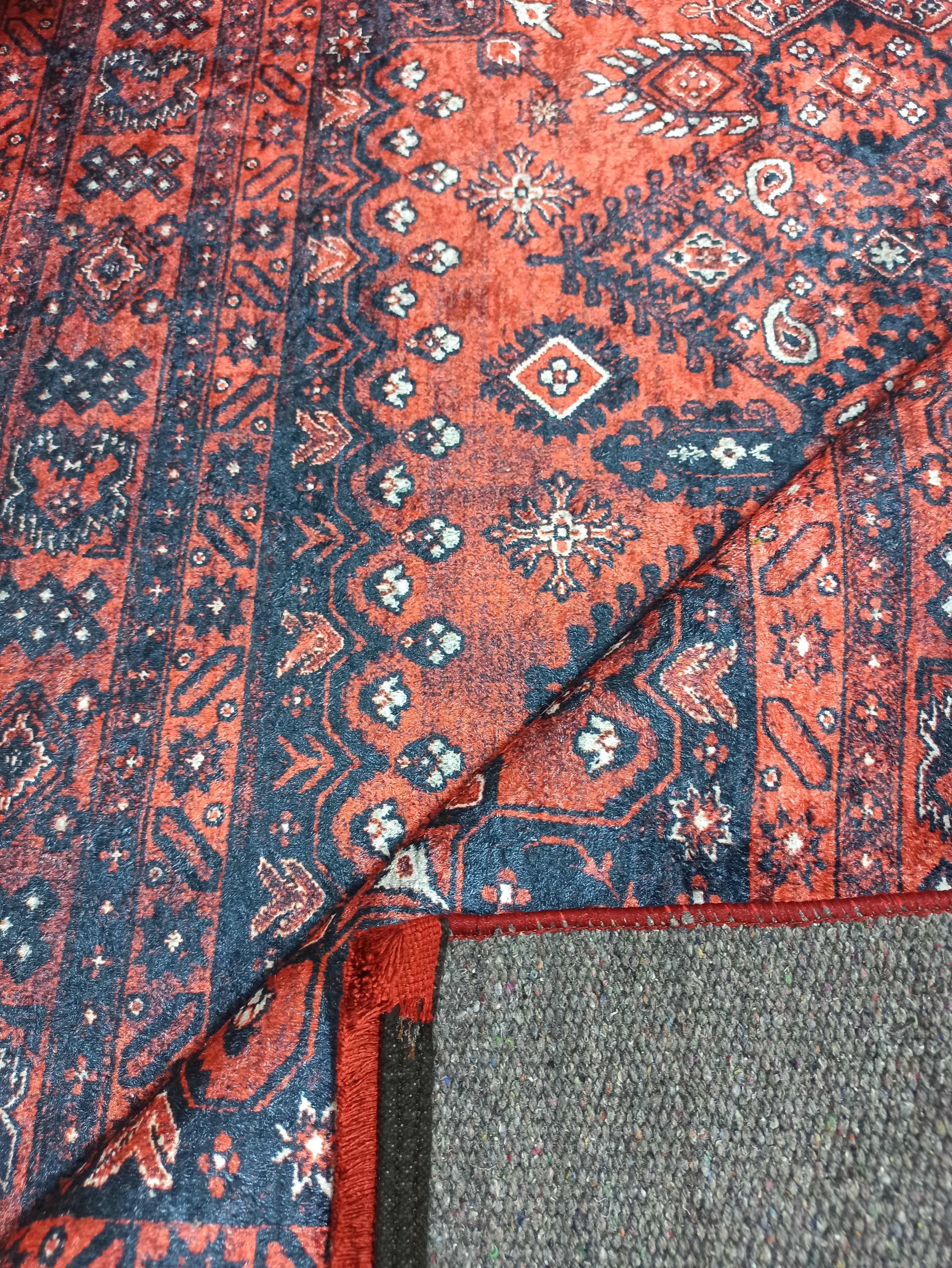 Uşak Medaillon Burgunderroter Teppich