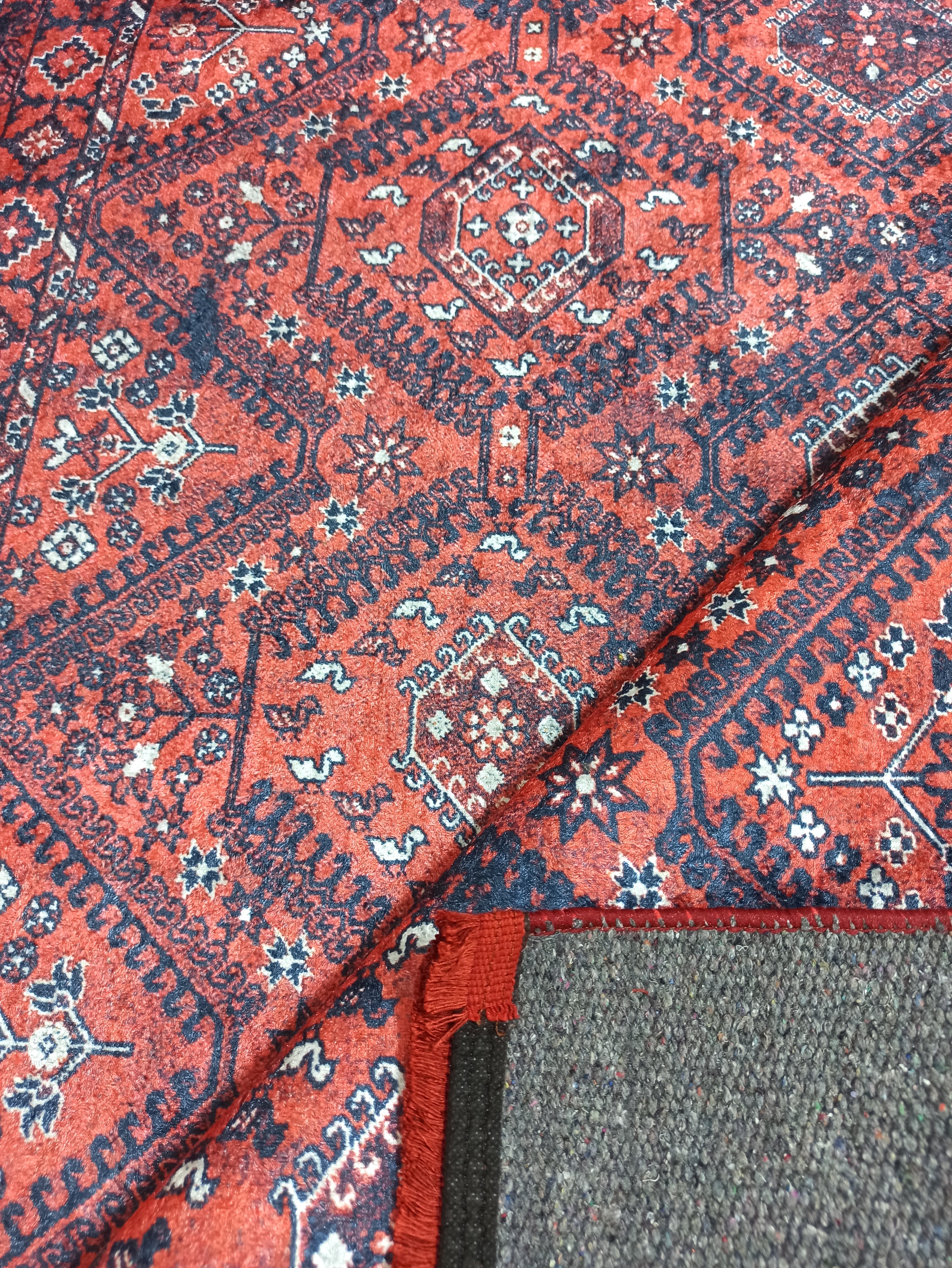 Blassrosa, cremebeige, geometrisch gemusterter Kelim-Teppich