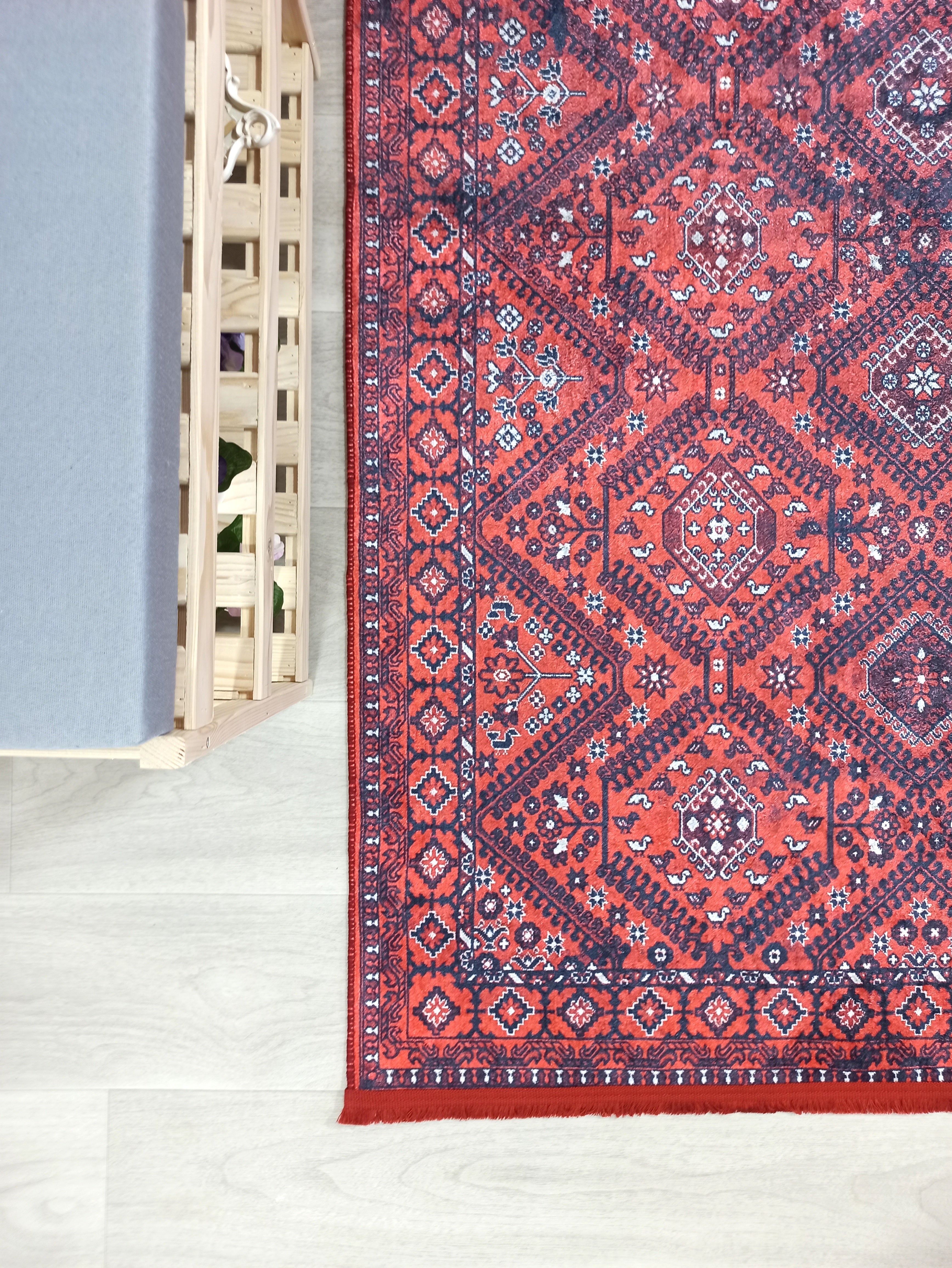 Blassrosa, cremebeige, geometrisch gemusterter Kelim-Teppich