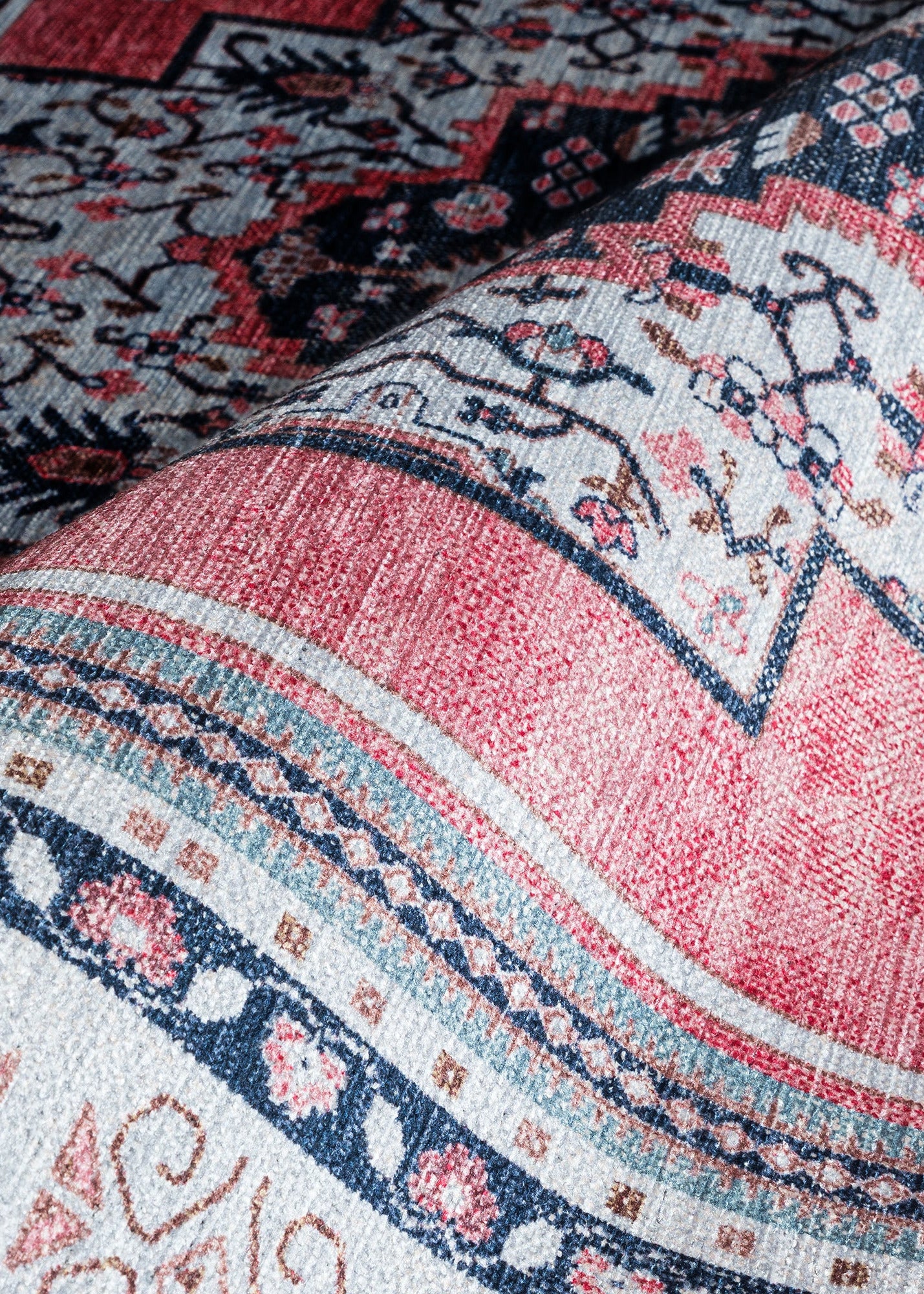 Geometrik Madalyon Desenli Pembe ve Lacivert Eskitme Halı - AR1001TN