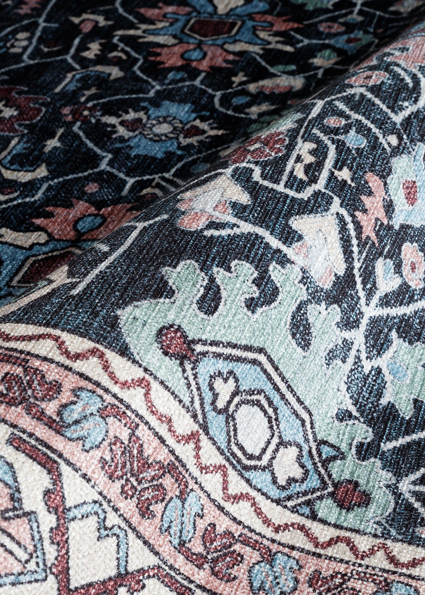 Geleneksel Floral Desenli Lacivert Ve Kırmızı Eskitme Halı - AR1007CN