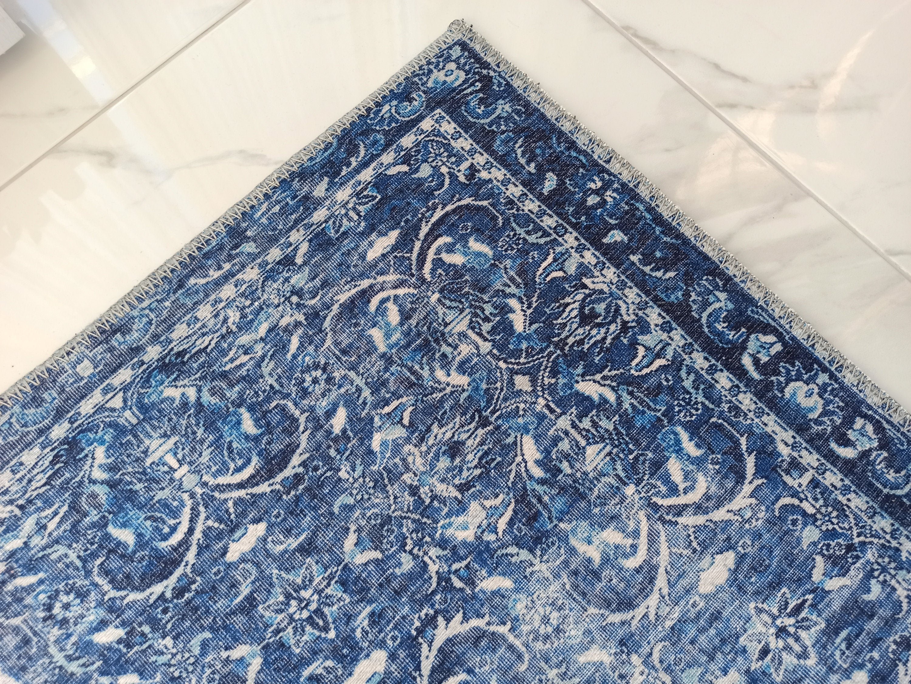 Lacivert ve Beyaz Yoğun Çiçekli Vintage Halı