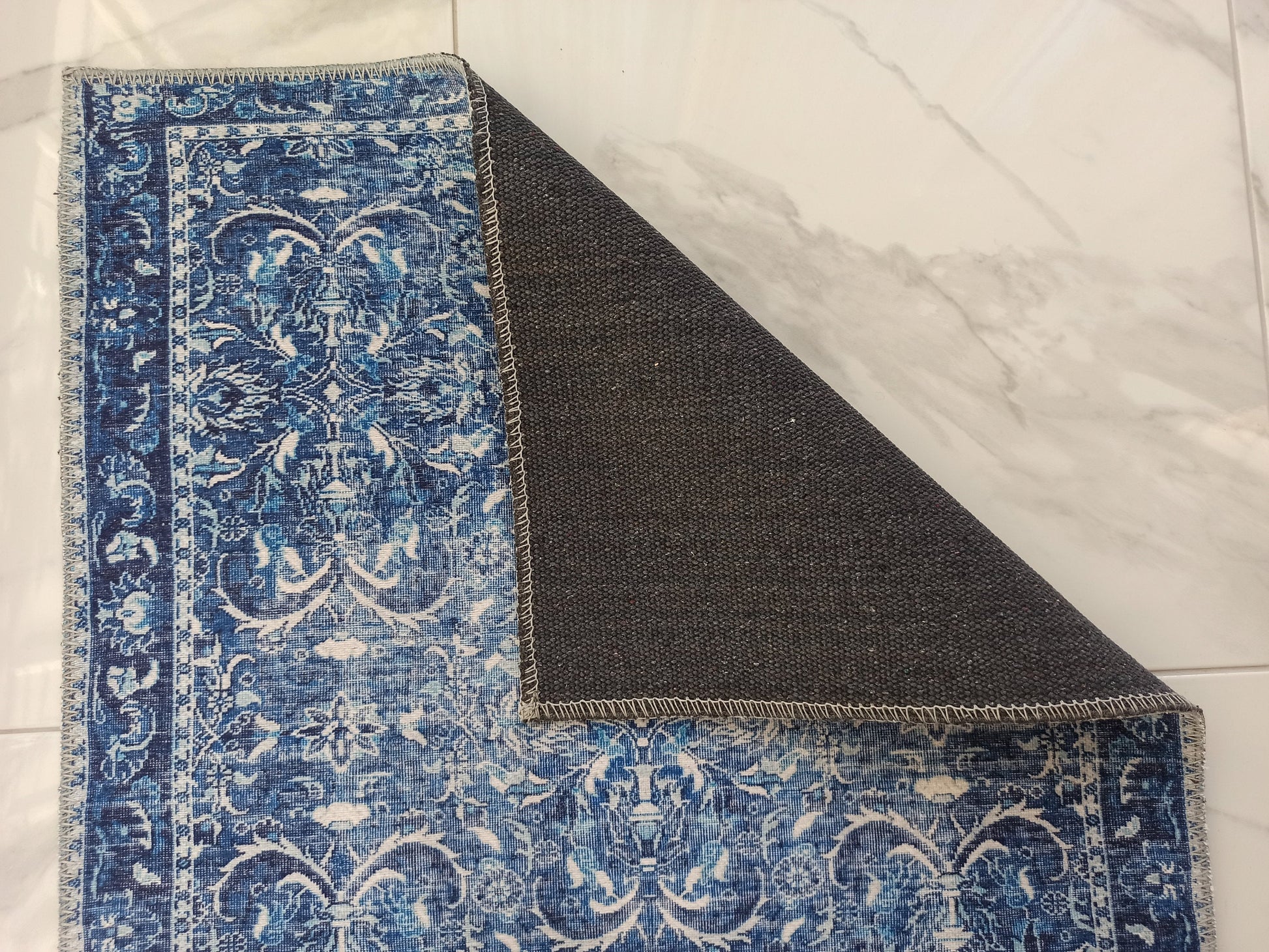 Lacivert ve Beyaz Yoğun Çiçekli Vintage Halı