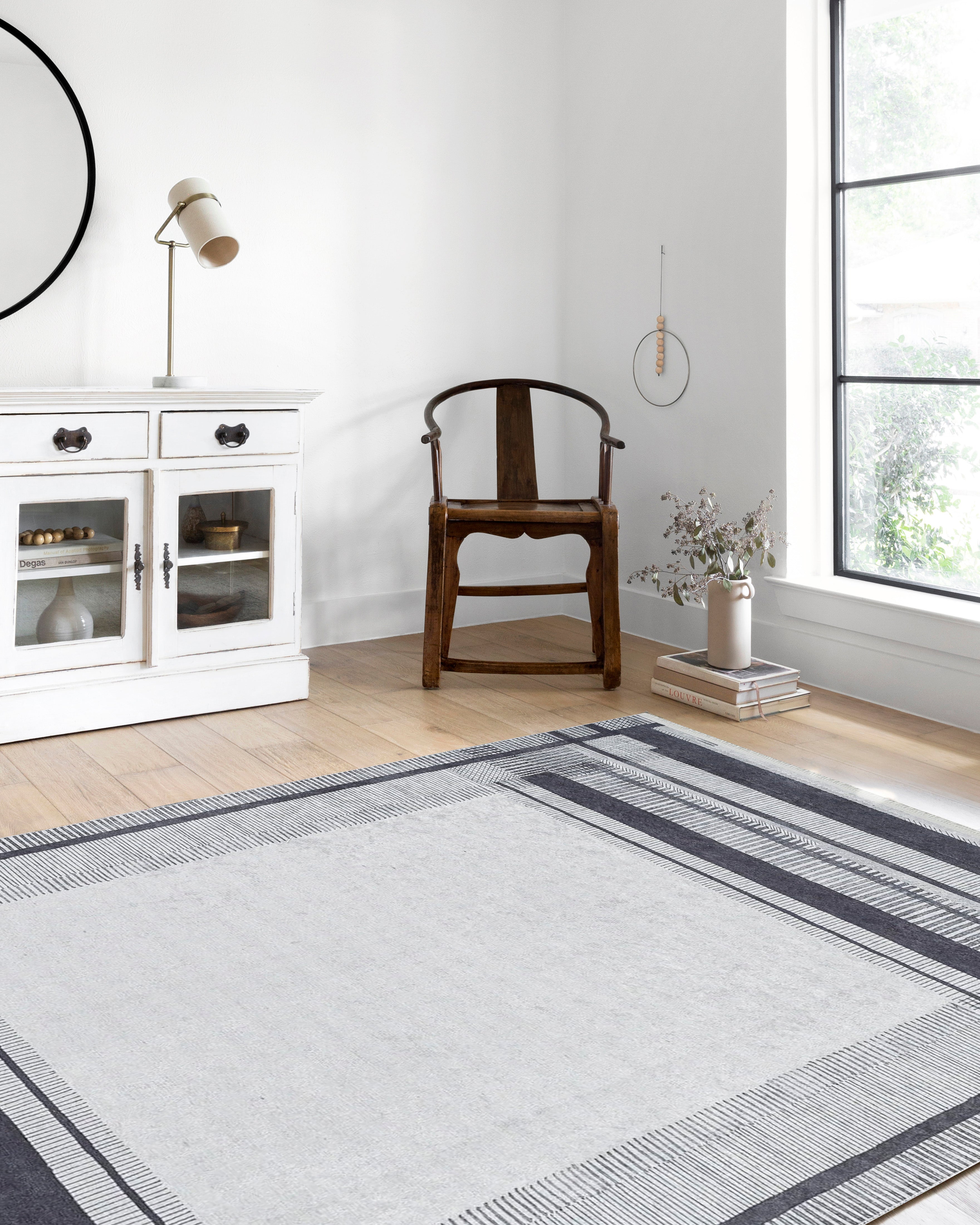 Beige-grau gestreifter Teppich mit Bordüre