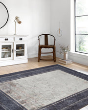 Geometrischer schwarzgrauer Teppich