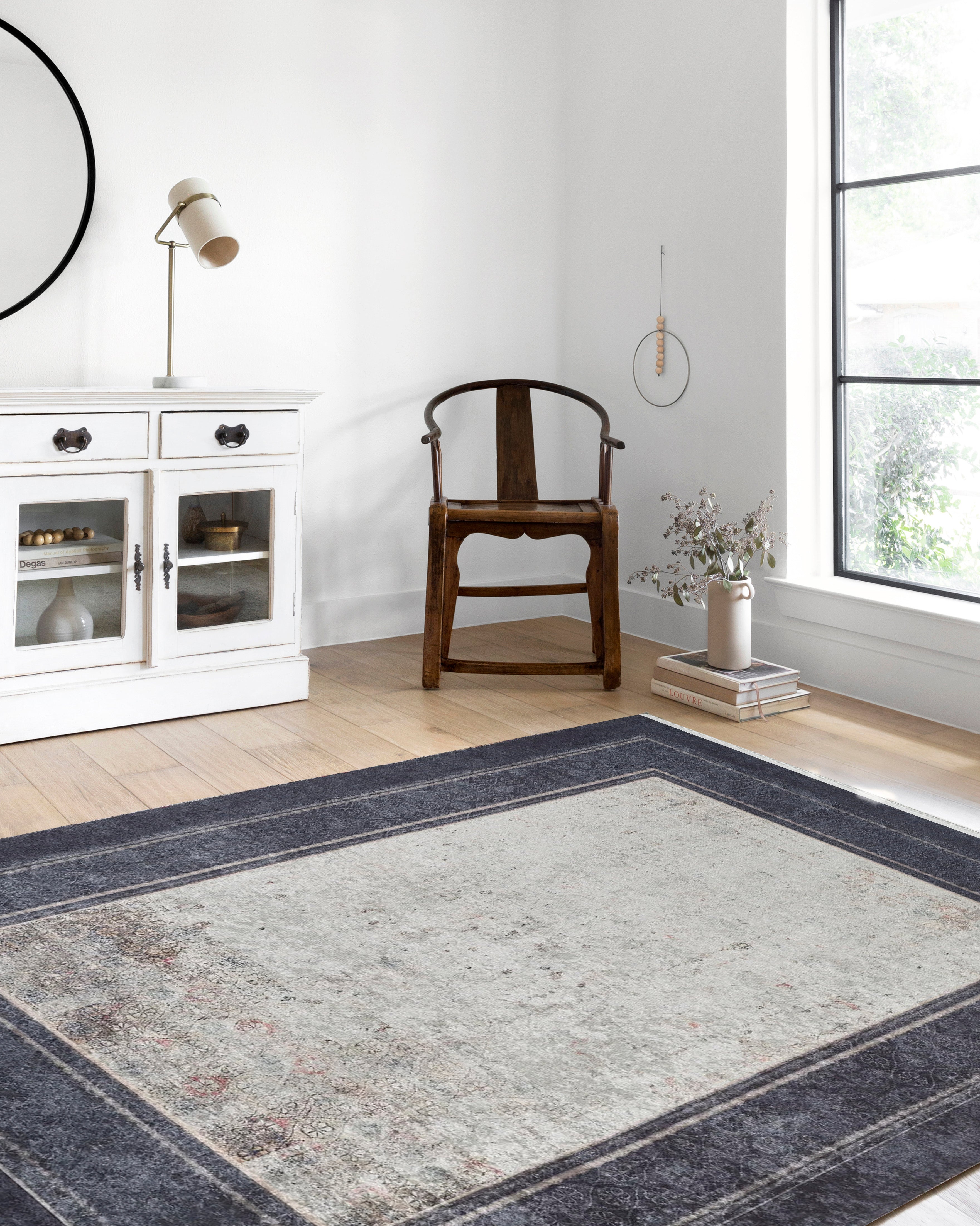 Geometrischer schwarzgrauer Teppich