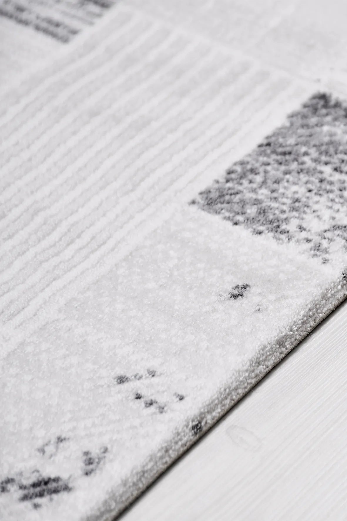 Gri ve Siyah Çizgisel Blok Halı