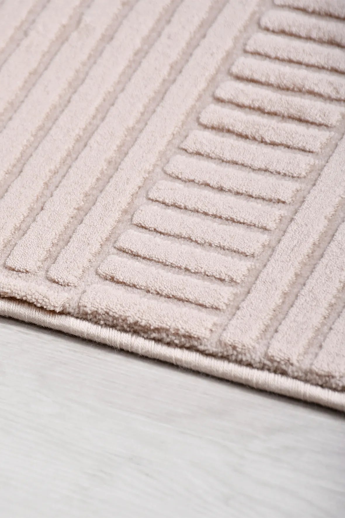 Pudra Pembe Çizgisel Dokulu Halı