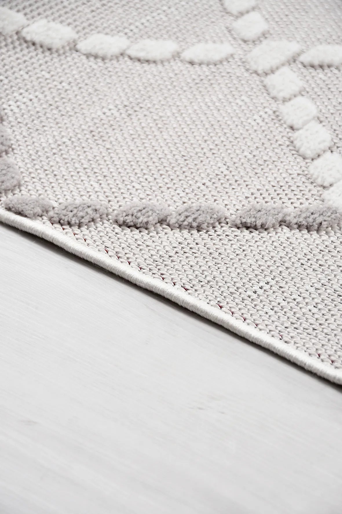 Gri ve Beyaz Zincir Elmas Desenli Halı