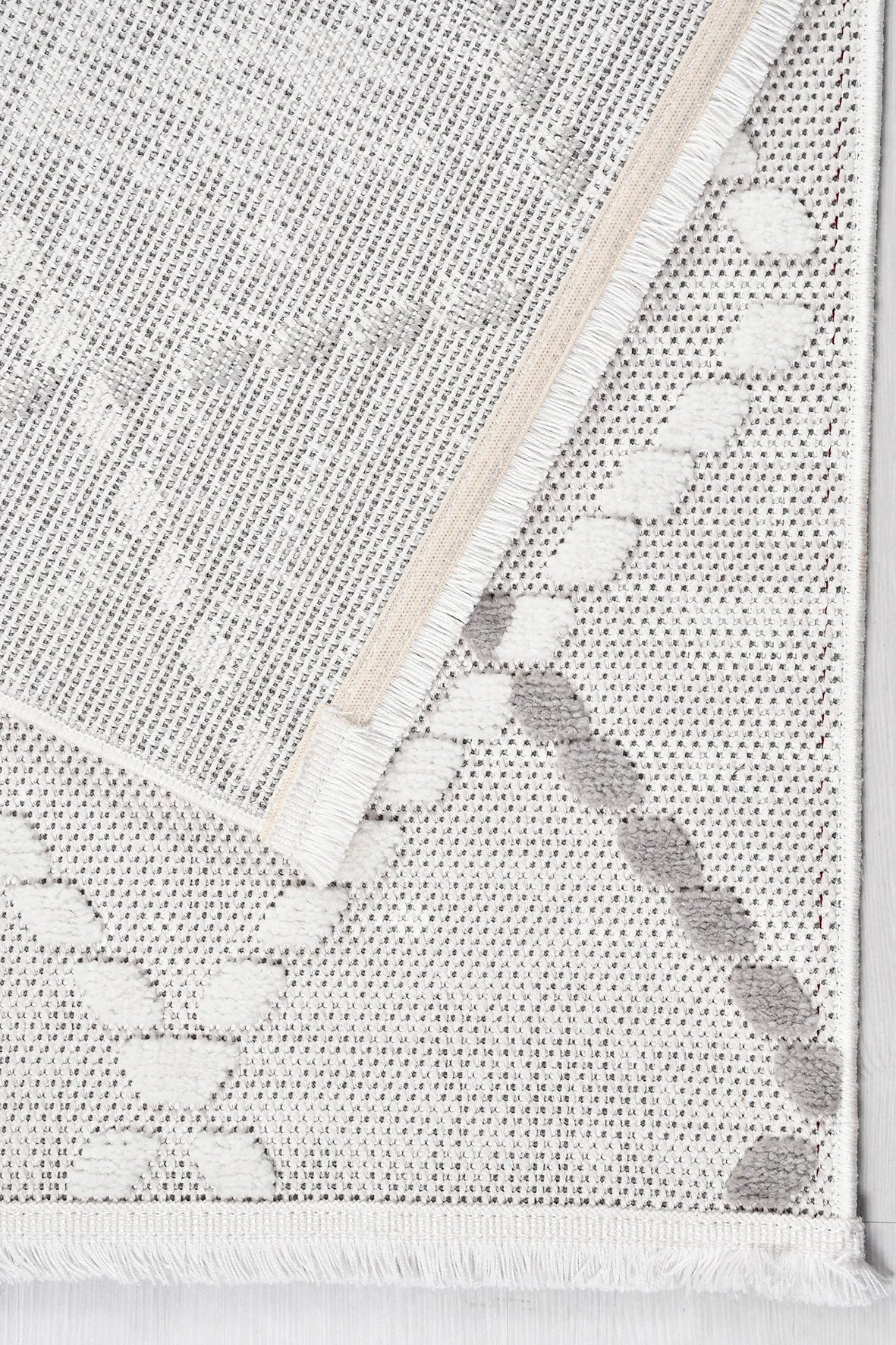 Gri ve Beyaz Zincir Elmas Desenli Halı