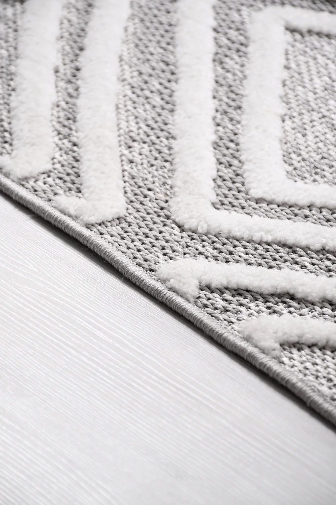 Gri ve Beyaz İçiçe Elmas Desenli Halı