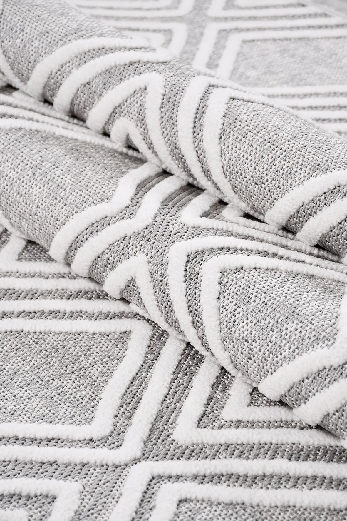 Gri ve Beyaz İçiçe Elmas Desenli Halı